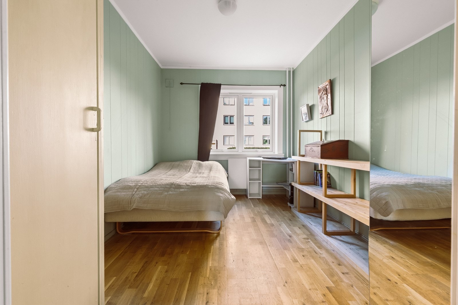 Det andre soverommet har 3-stavs eikeparkett og malte panelplater på veggene. God plass til dobbeltseng og tilhørende møblement. Galleribilde