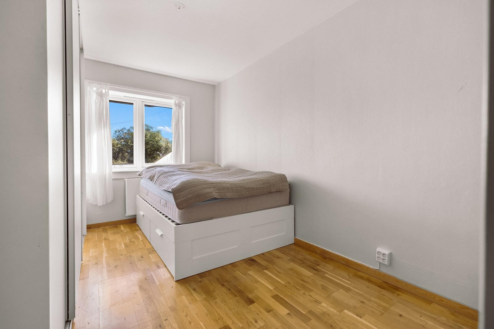 Hovedsoverommet er lyst, romslig og er vendt ut mot rolige omgivelser. Her er det god plass til dobbeltseng og tilhørende møblementer. Galleribilde