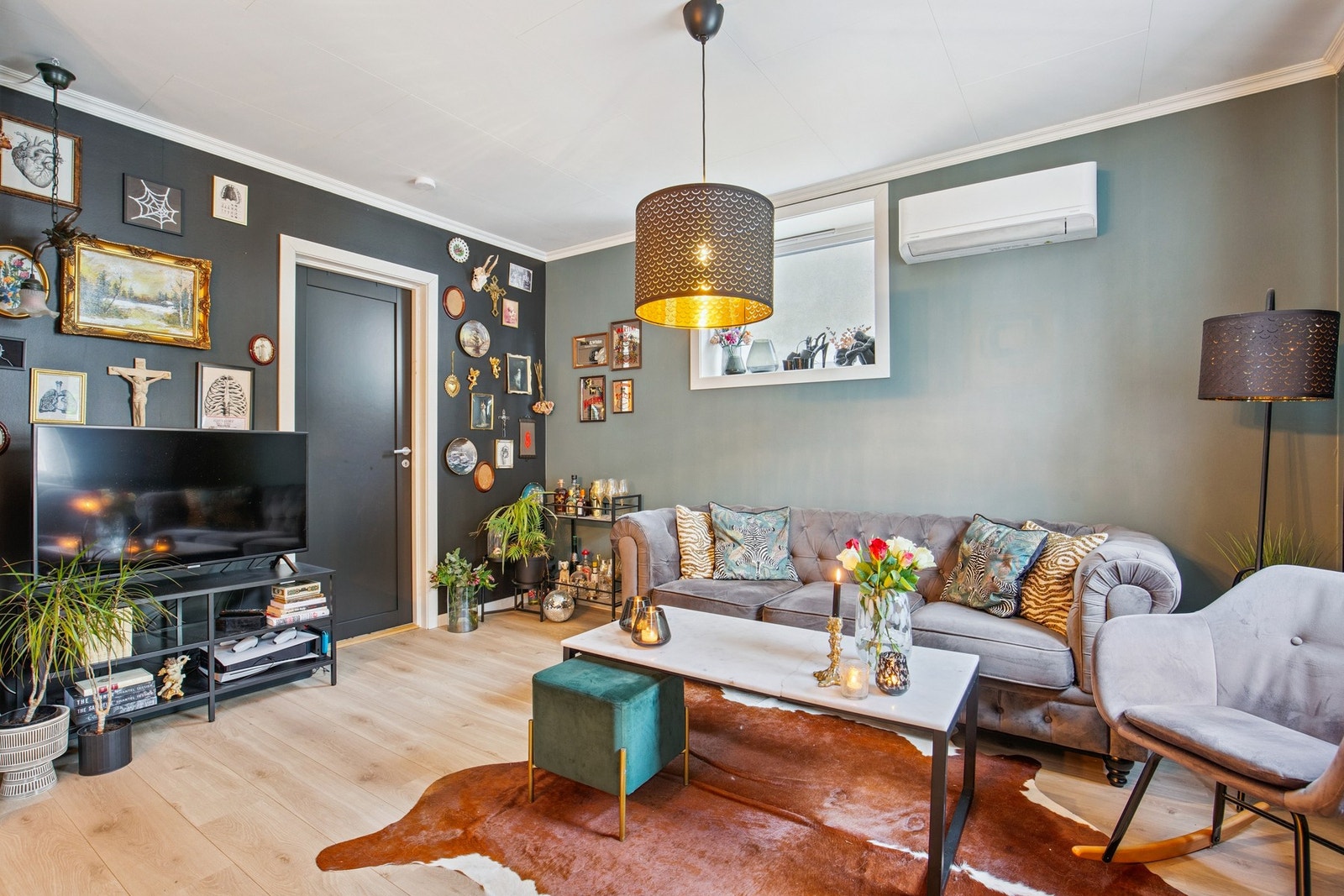 Stue har oppvarming med varmepumpe og vedfyring Galleribilde