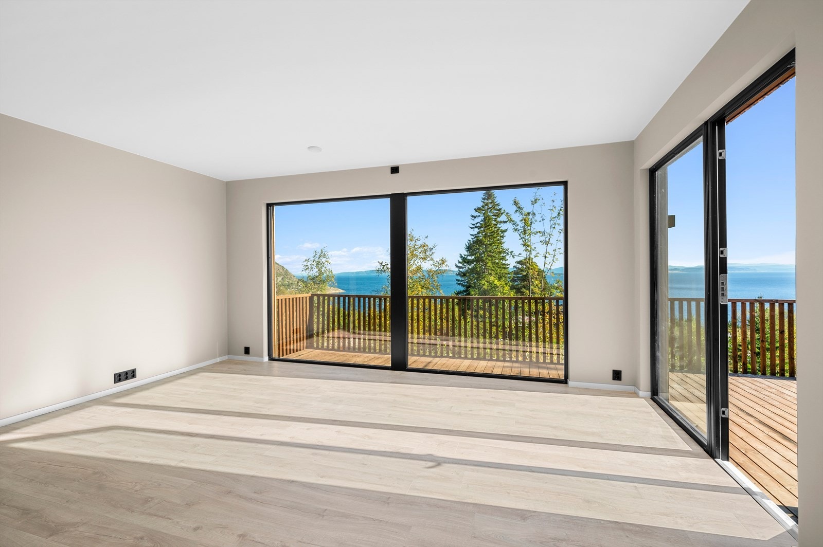 De store vindusflatene slipper inn rikelig med naturlig lys og gir rommet en god og luftig romfølelse. Galleribilde