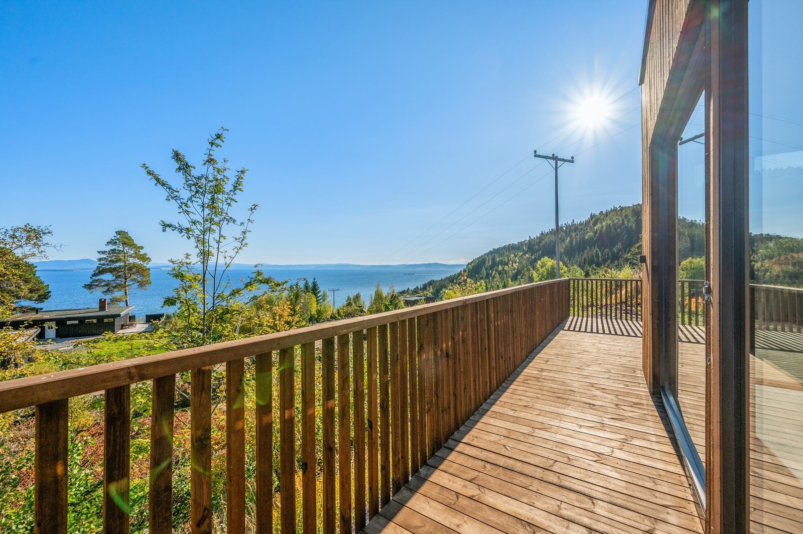 Terrassen strekker seg videre langs hytta. Galleribilde