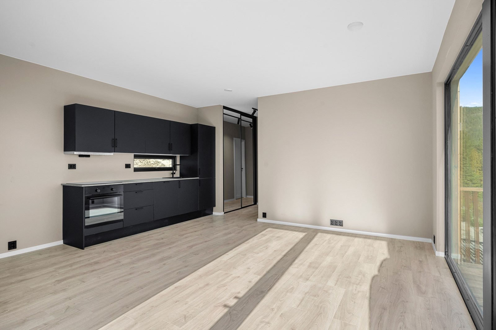 Her er det god plass til møblering av spisegruppe og stue. Galleribilde