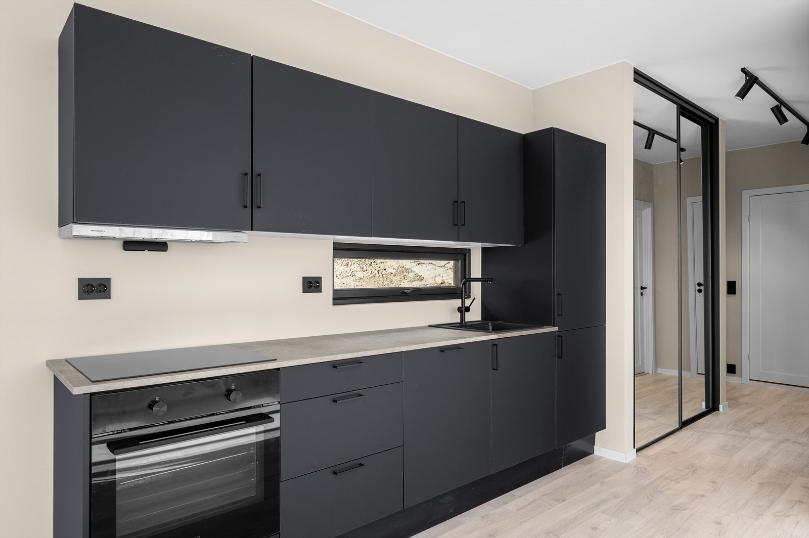 Åpen stue- og kjøkkenløsning på 26,5 m². Galleribilde