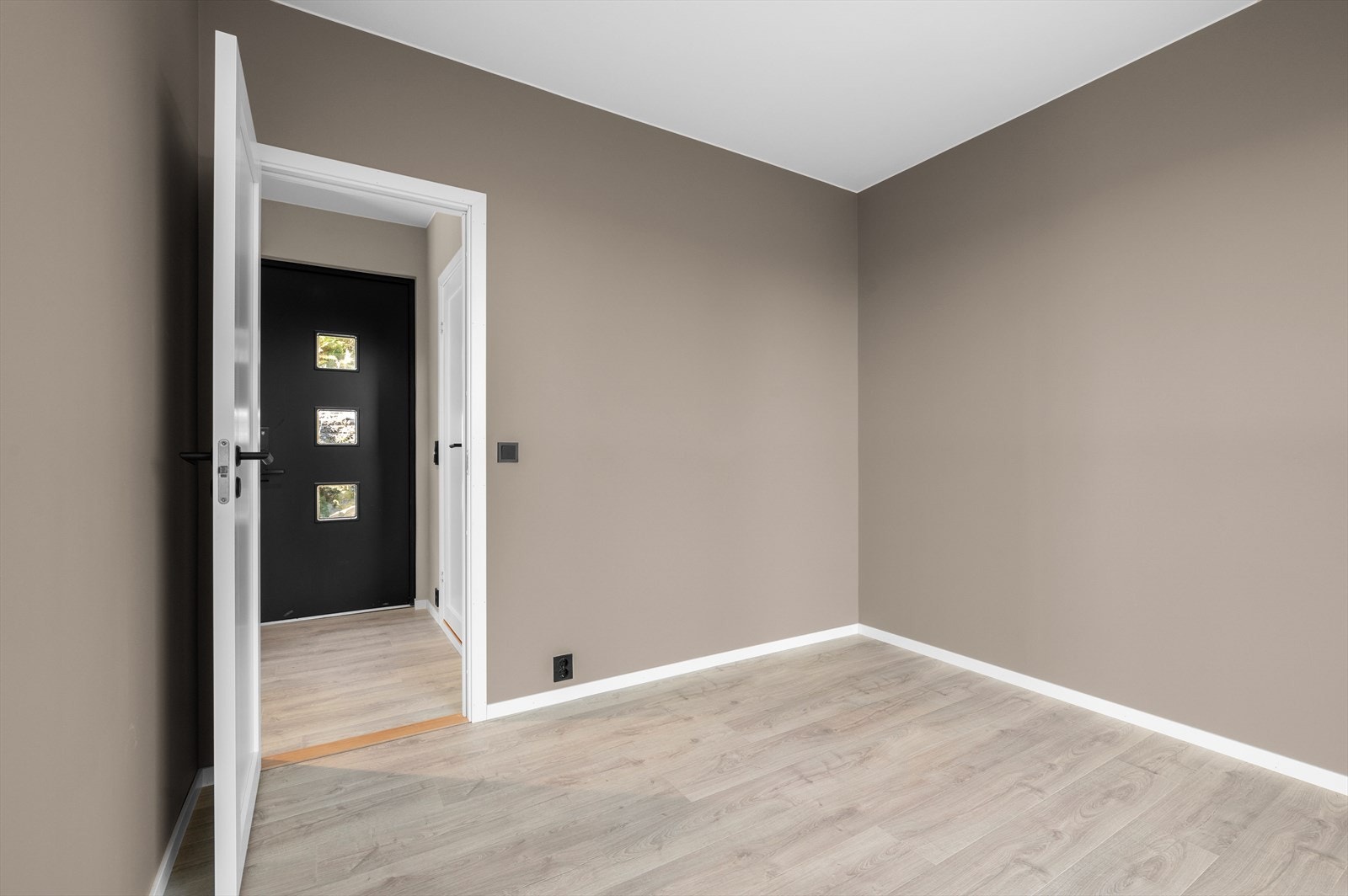 Her er det god plass til møblering av dobbeltseng og garderobeløsning. Galleribilde