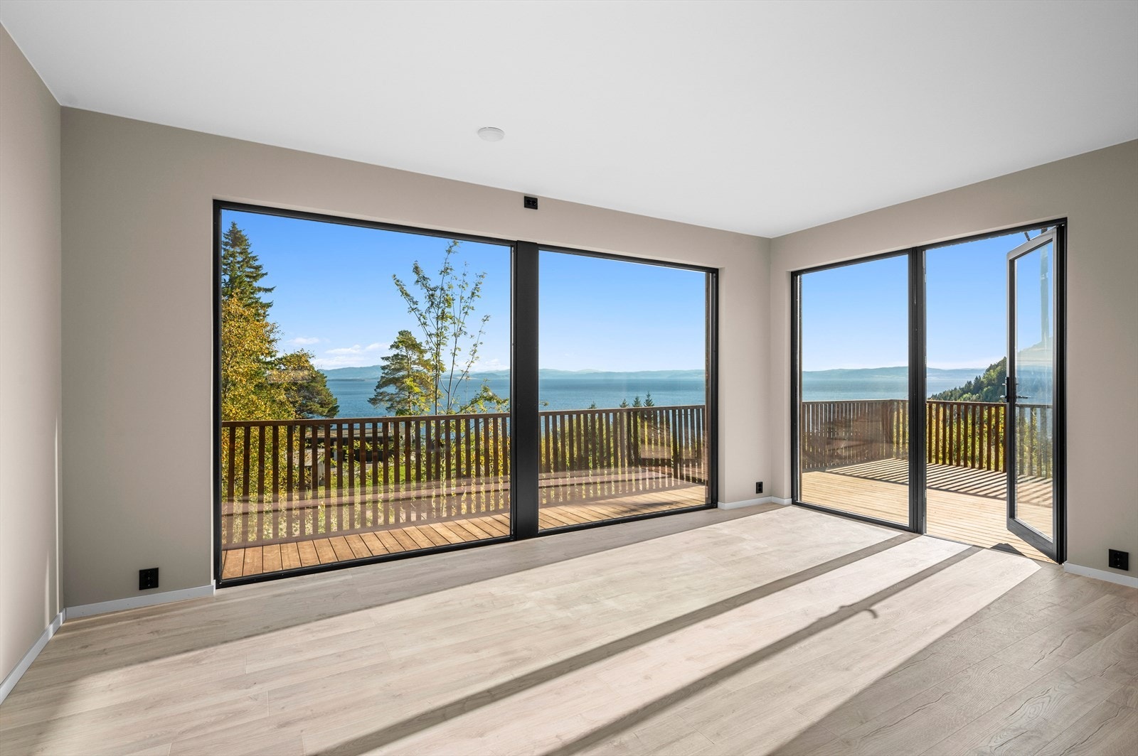 Fra stuen er det direkte adgang til terrasse på hele 26 m². Galleribilde