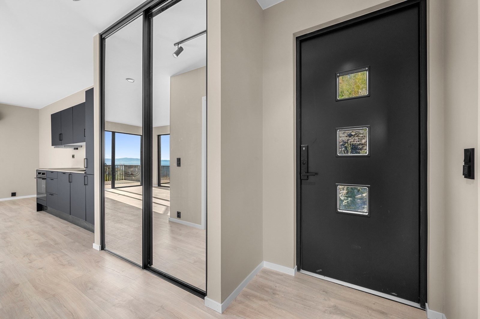 Velkommen inn! God plass til å henge fra seg ytterklær i skyvedørsgarderoben. Galleribilde