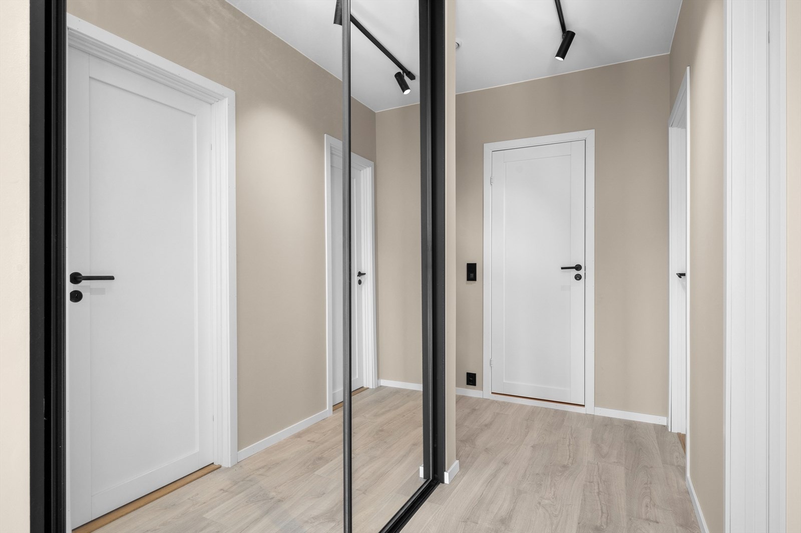 Hytten er ny i 2025, og har kun fått TG-0 fra takstmann på alle punkter. Galleribilde