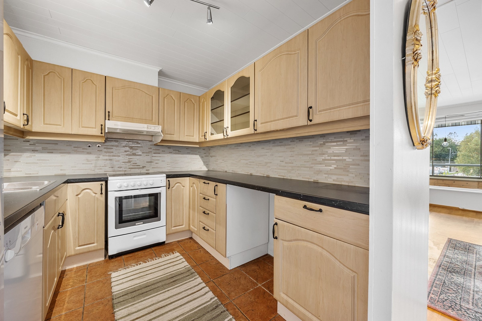 Laminat benkeplate med nedfelt kum og opplegg for oppvaskmaskin. Galleribilde