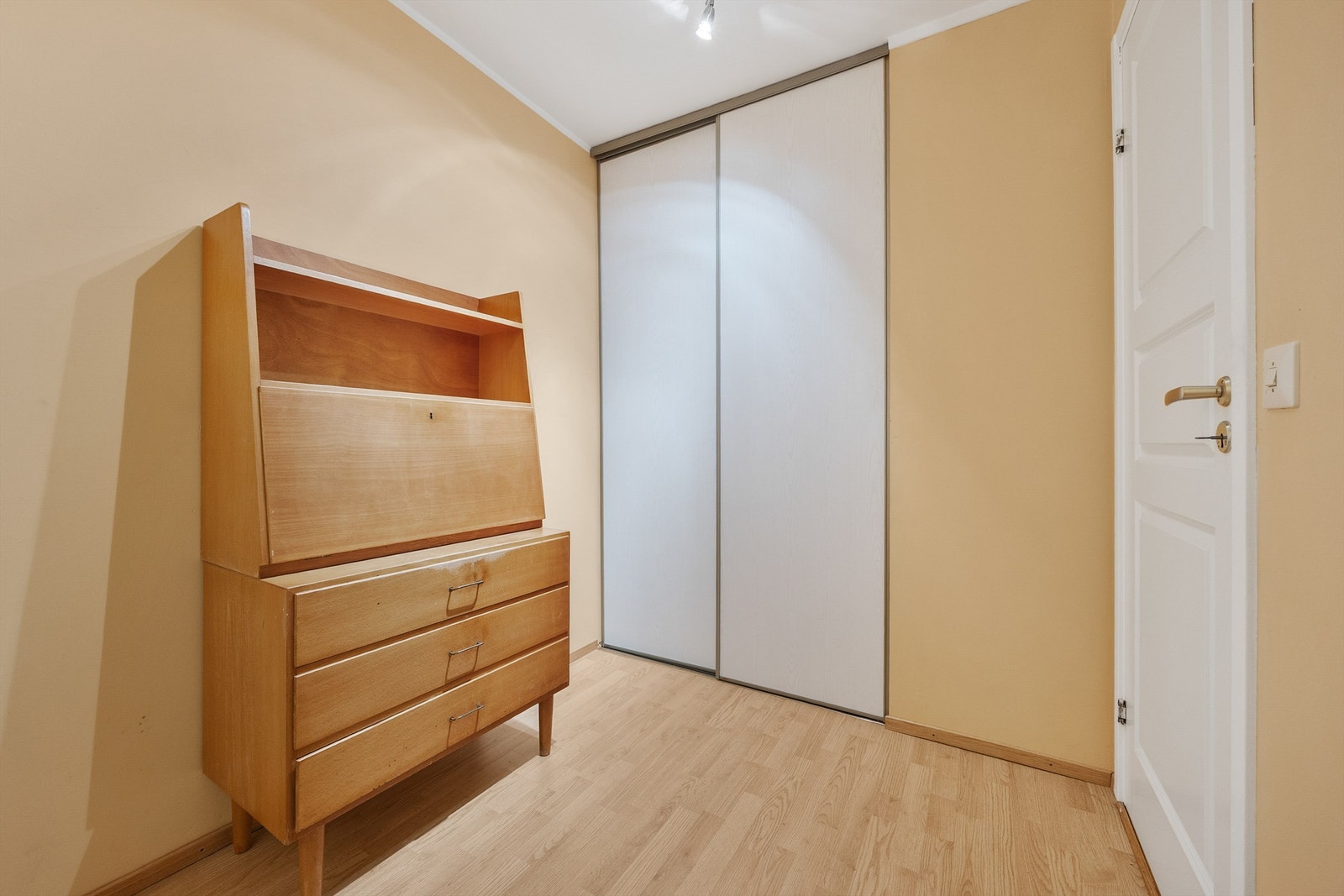 Omkledningsrom med gode oppbevaringsmuligheter. Galleribilde