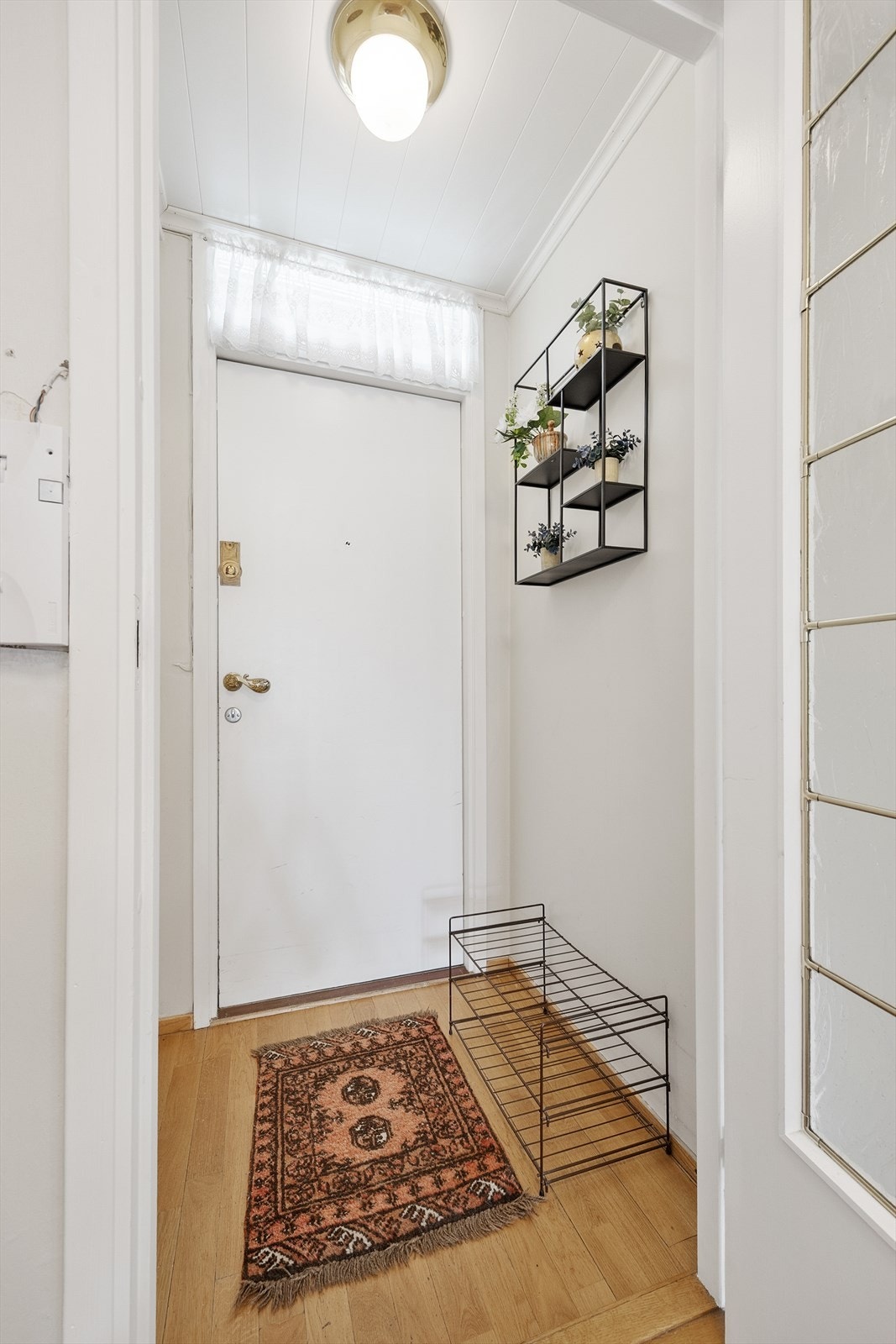 Leilighetens entré har parkett på gulvet, med plass til å henge fra seg yttertøy. Galleribilde