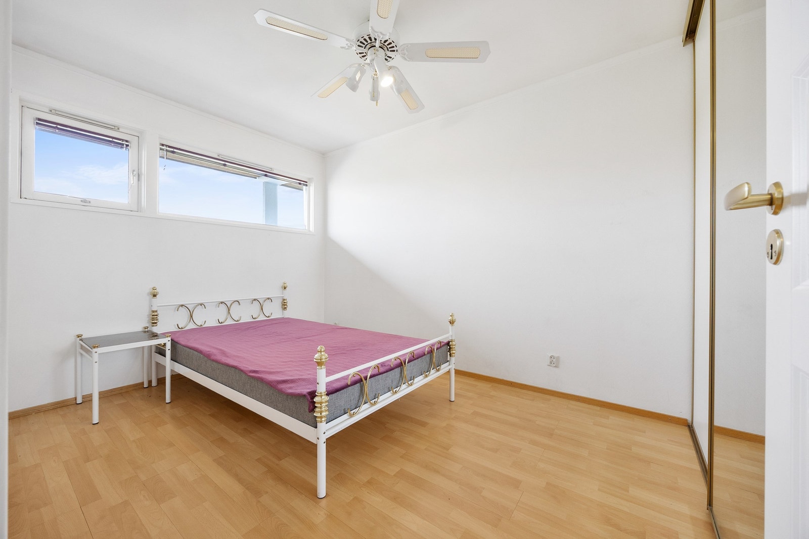 Leiligheten har to soverom hvorav begge har plass til seng og godt med skapplass. Galleribilde