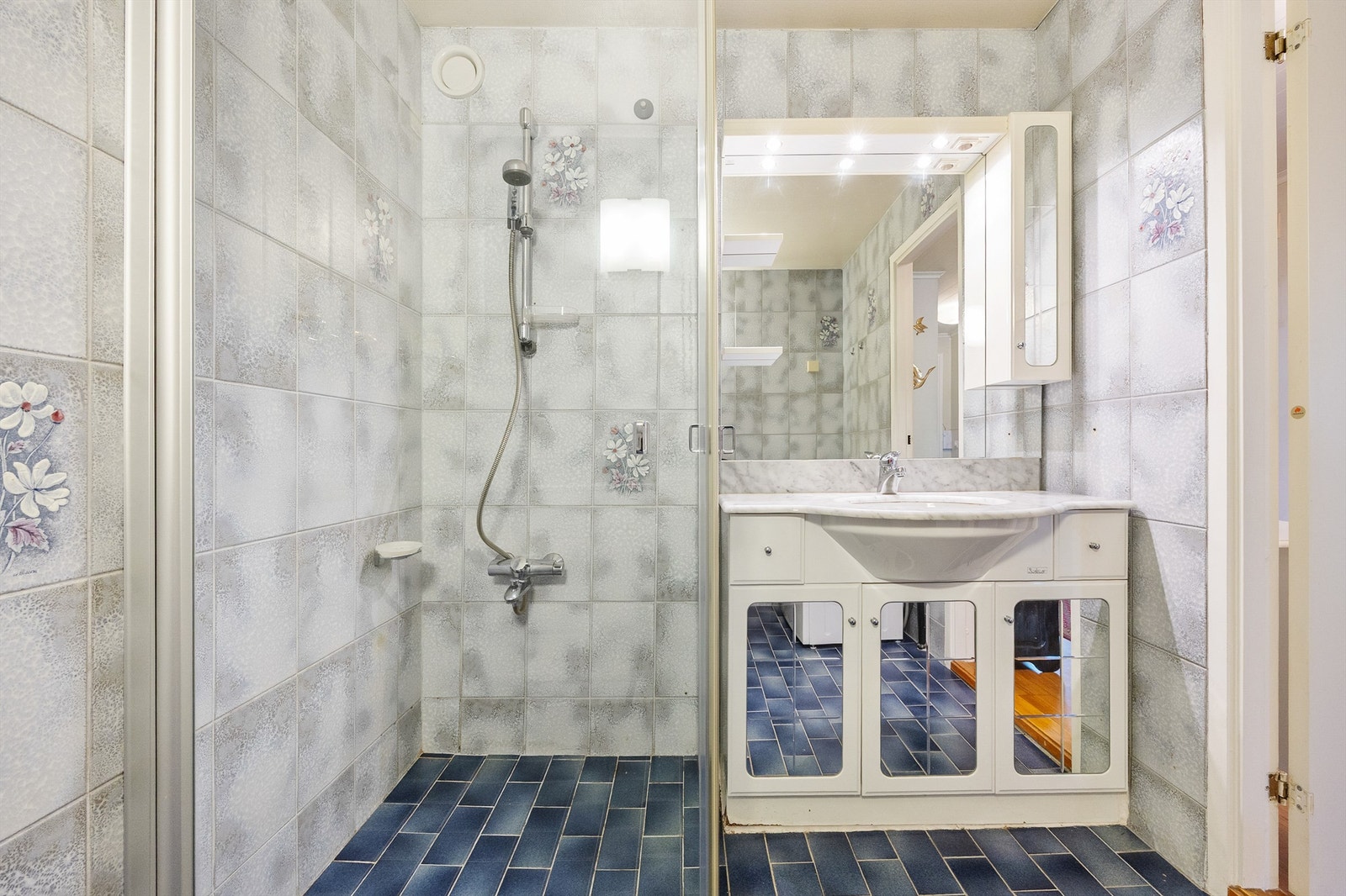 Dusjen har innfellbare dører i herdet glass. Galleribilde