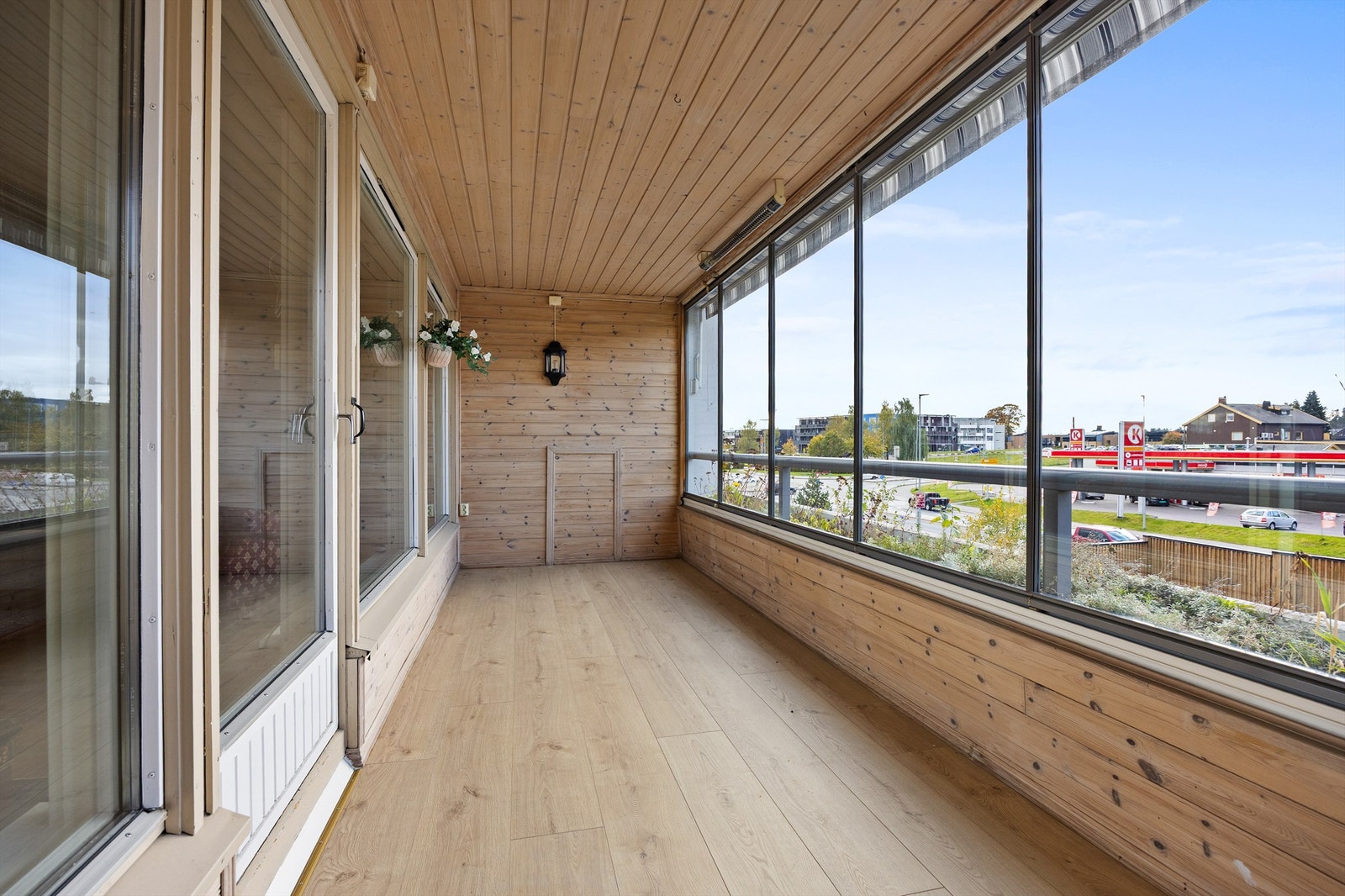 Innglasset balkong på ca. 11 kvm, med god plass til en møblert utestue. Galleribilde