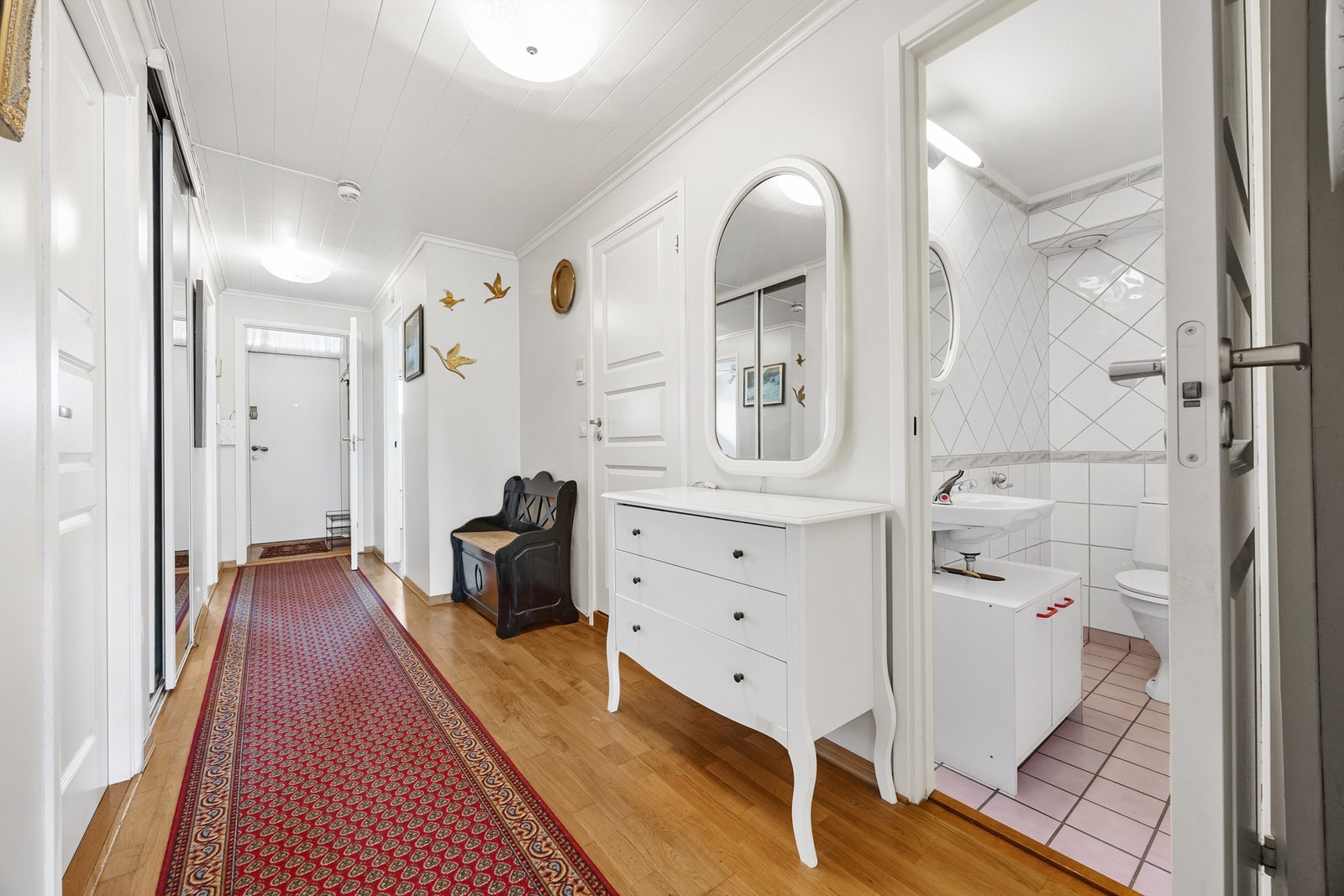 Fra gangen har du direkte tilgang til flislagt bad med varmekabler. Galleribilde