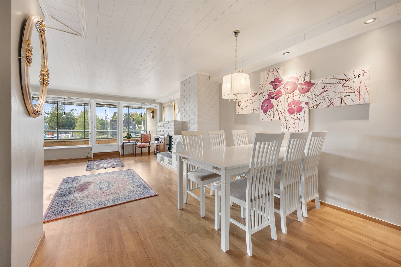 I stue og spisestue er det installert downlights på begge sider av rommet. Galleribilde