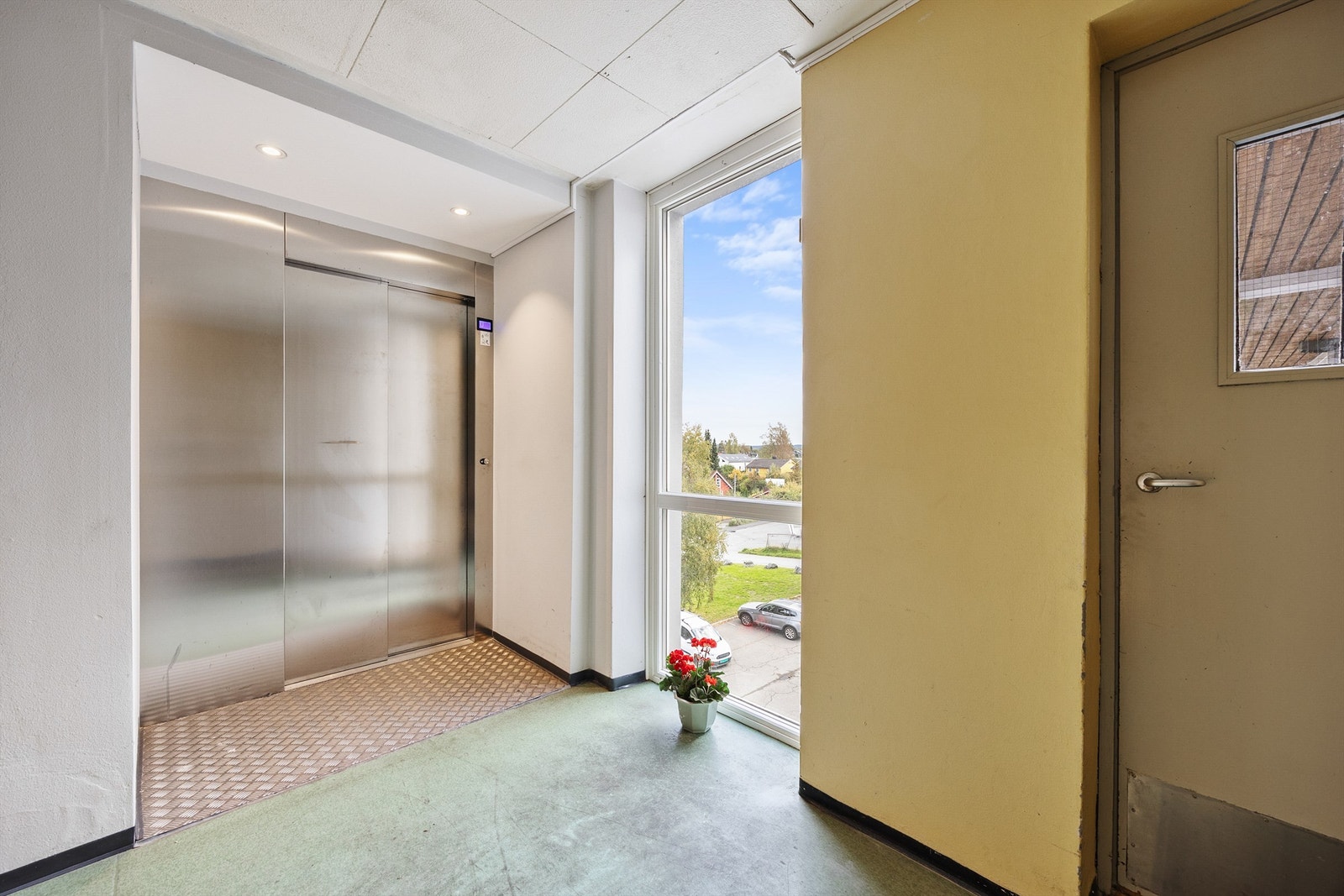 Leiligheten har heisadkomst igjennom felles innvendig gang. Galleribilde