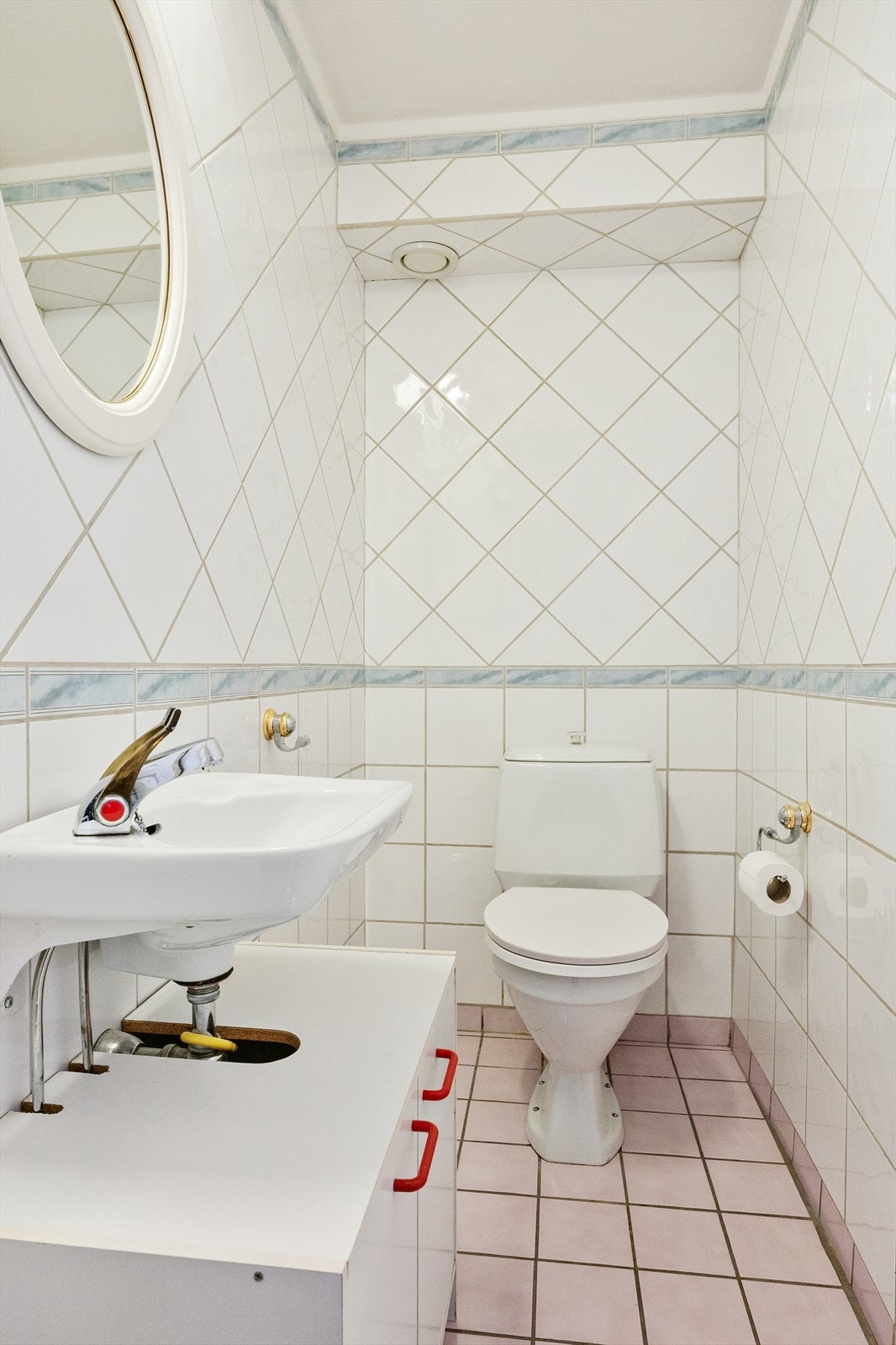 WC har benkeskap med glatte fronter, servant og gulvstående klosett. Galleribilde