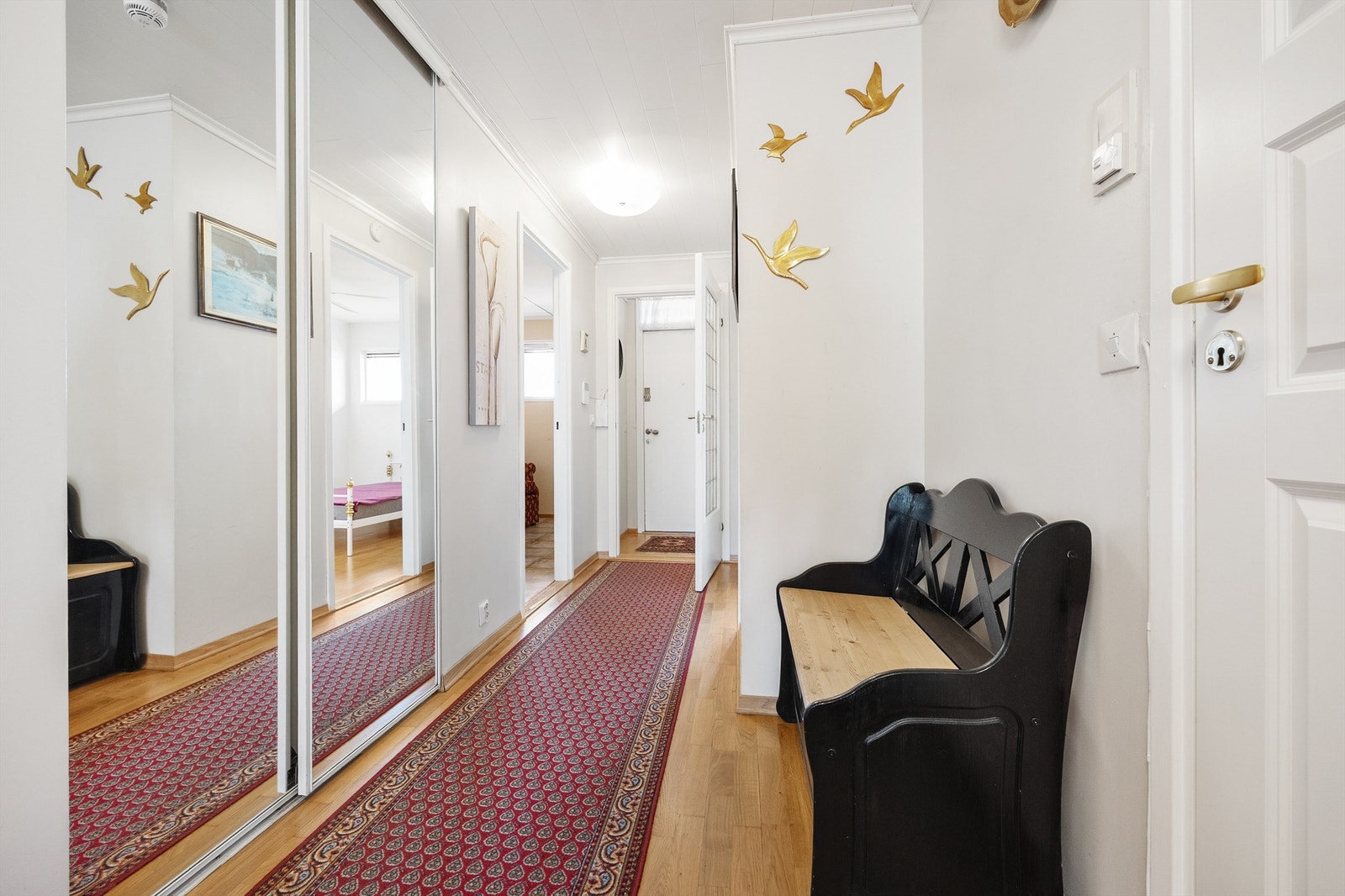 I gangen er det også godt med skapplass, og et eget omkledningsrom med mer oppbevaringsplass. Galleribilde