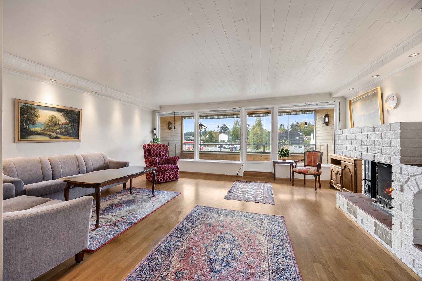 Fra stuen er det utgang til innglasset balkong, med store vindusflater for rikelig med naturlig lys. Galleribilde