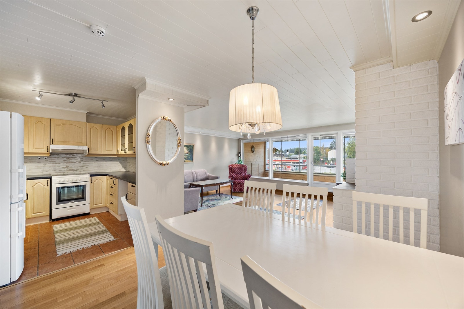 Kjøkkenet ligger naturlig plassert ved spisestuen, som har åpen løsning mot stue, med peis mellom rommene. Galleribilde