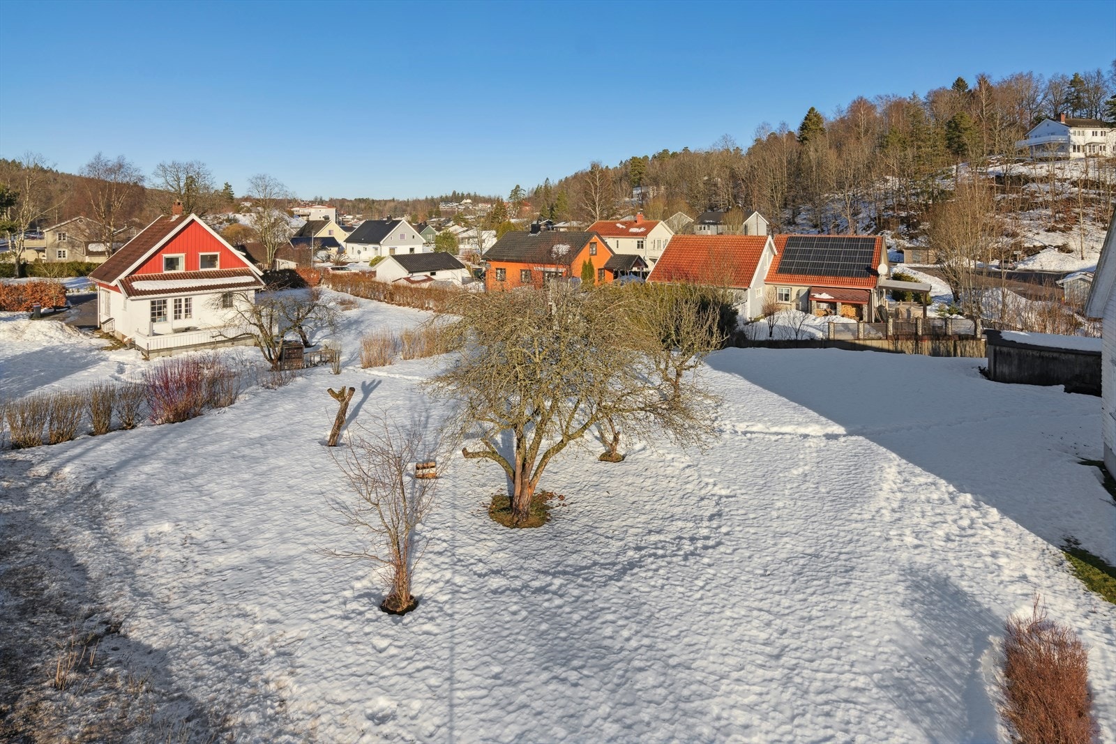 Vinterbilder av tomten der tomannsboligen er godkjent oppført. Galleribilde