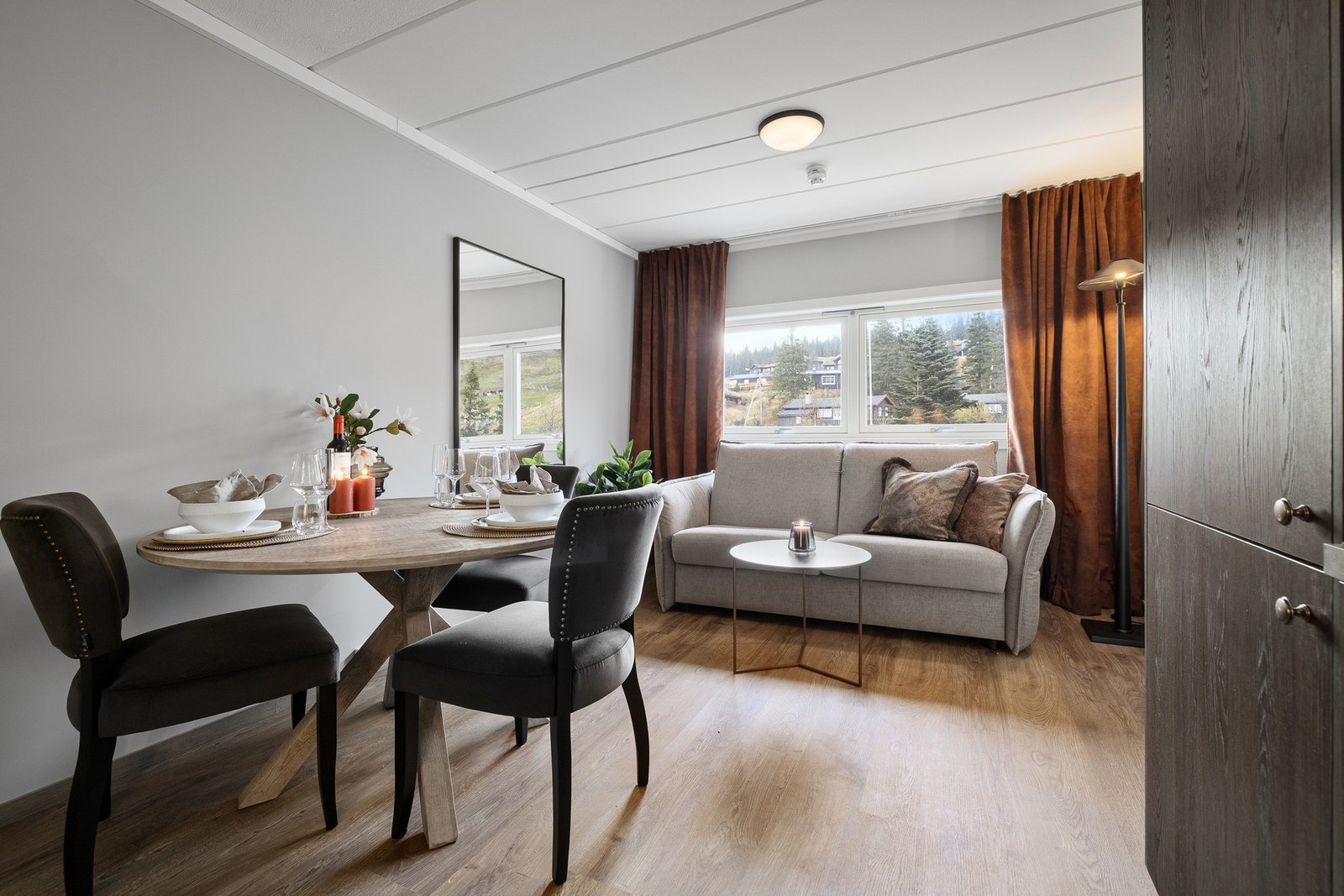 Lys og moderne pusset opp stue med store vinduer. Galleribilde