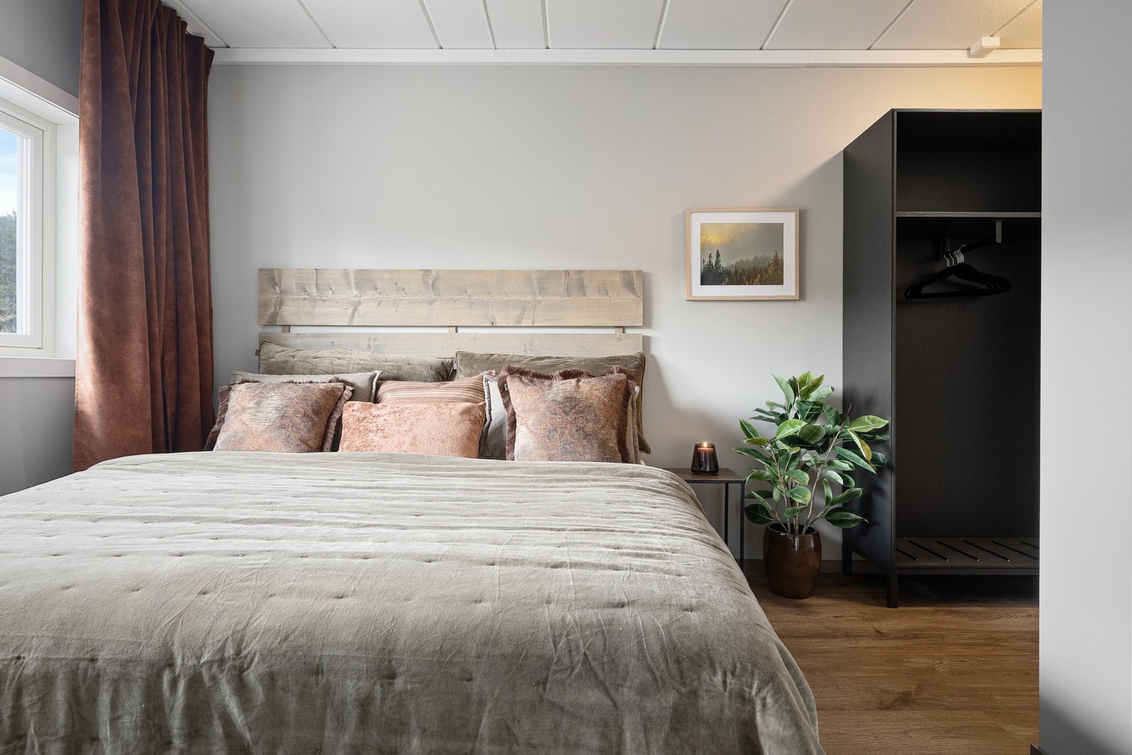 Praktisk soverom med god plass til dobbeltseng og oppbevaring. Galleribilde