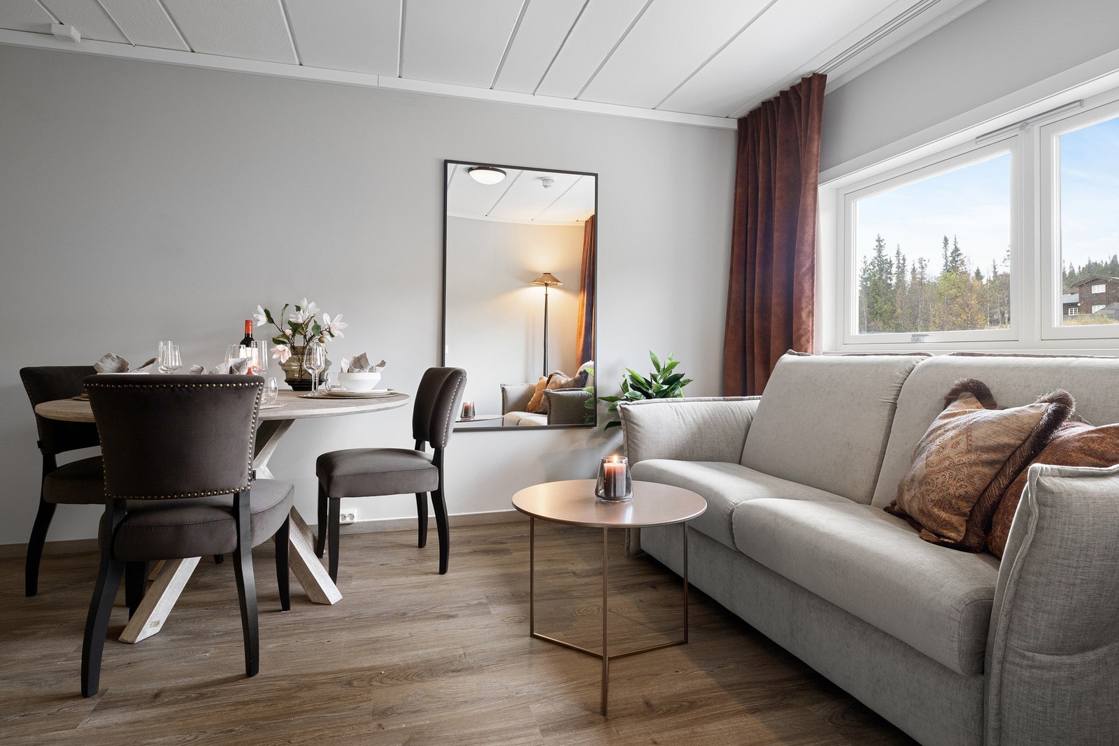 Stilren innredning og lune farger skaper en harmonisk atmosfære. Galleribilde