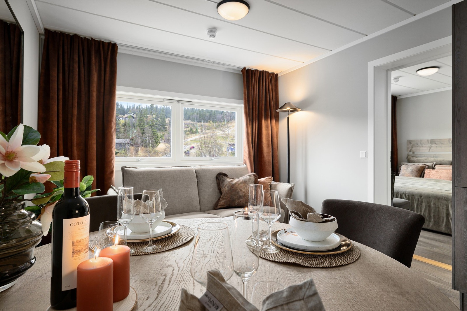 Hyggelig spiseplass med flott utsikt over naturen. Galleribilde