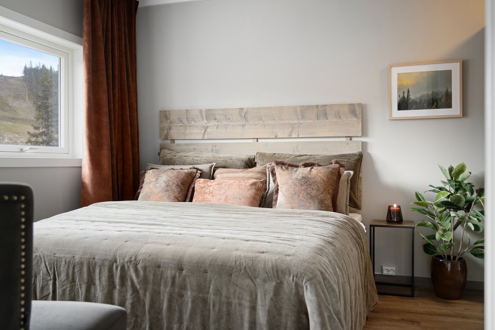 Koselig soverom med stilrene farger. Galleribilde