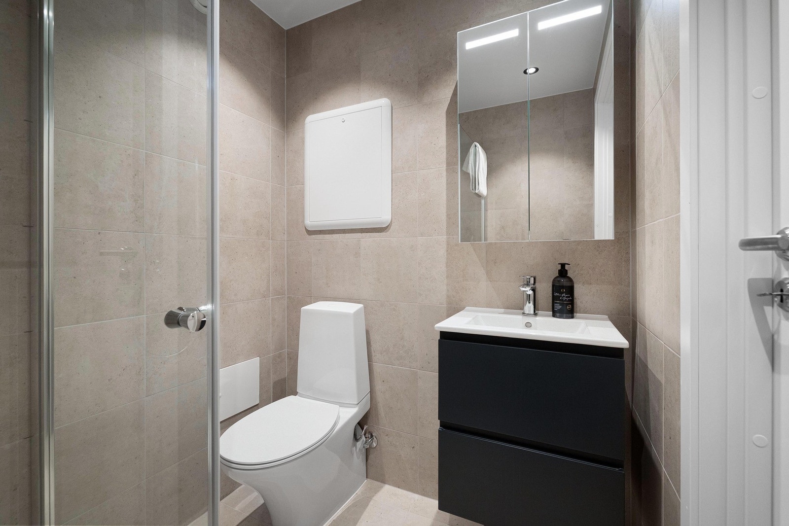 Moderne bad med dusjhjørne og stilrene fliser. Galleribilde