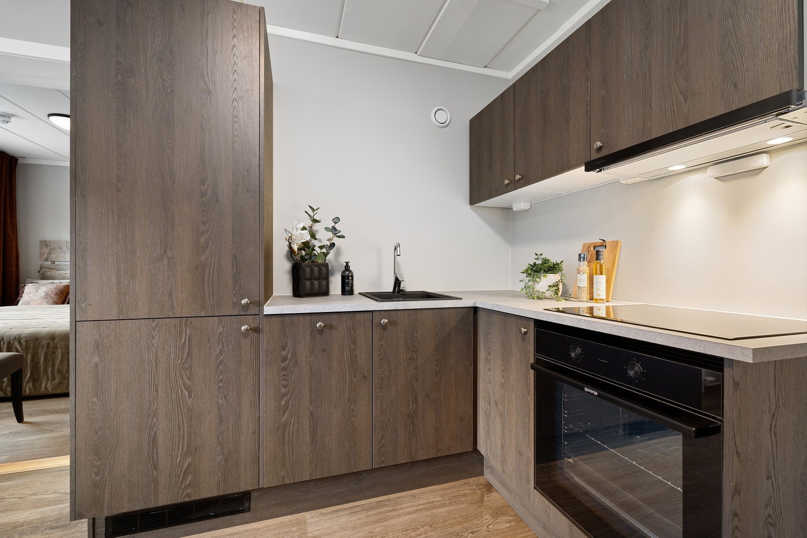 Åpen kjøkken-stue løsning som gir en sosial og trivelig atmosfære. Galleribilde