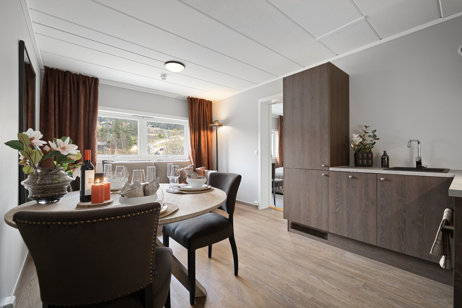 Fin planløsning med plass til både spisebord sofagruppe. Galleribilde