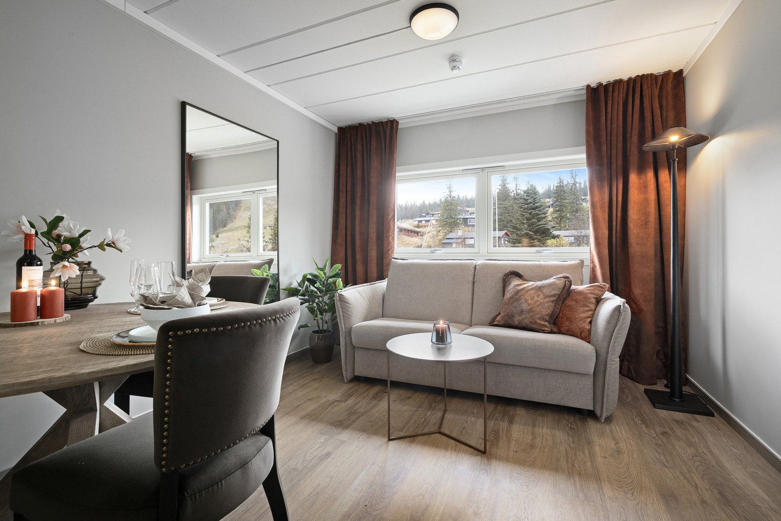 Åpen stue- og spiseplass - perfekt for koselige kvelder med familie og venner. Galleribilde