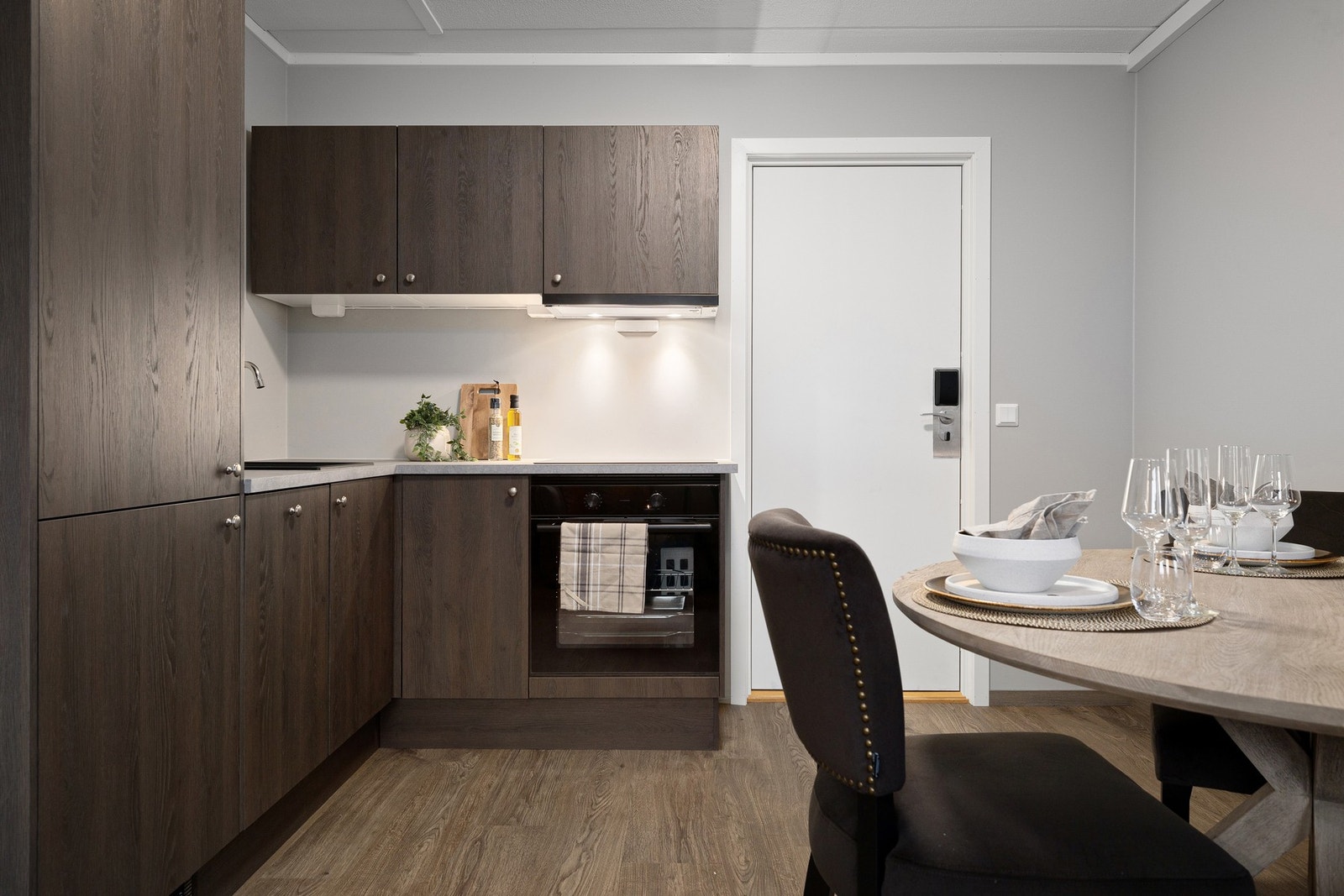 Praktisk kjøkken i moderne design. Galleribilde