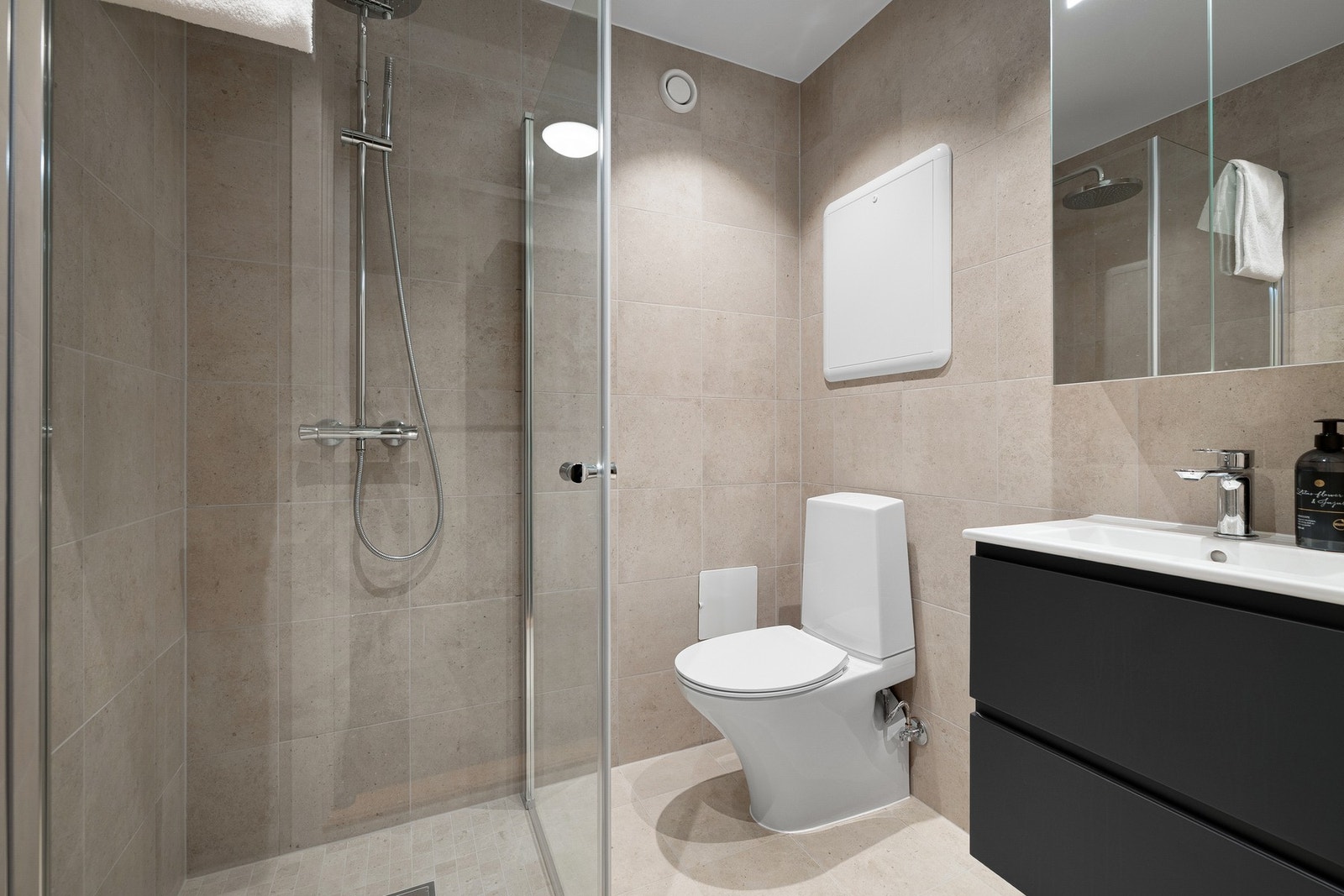 Badet har nøytrale og fine fargetoner. Galleribilde