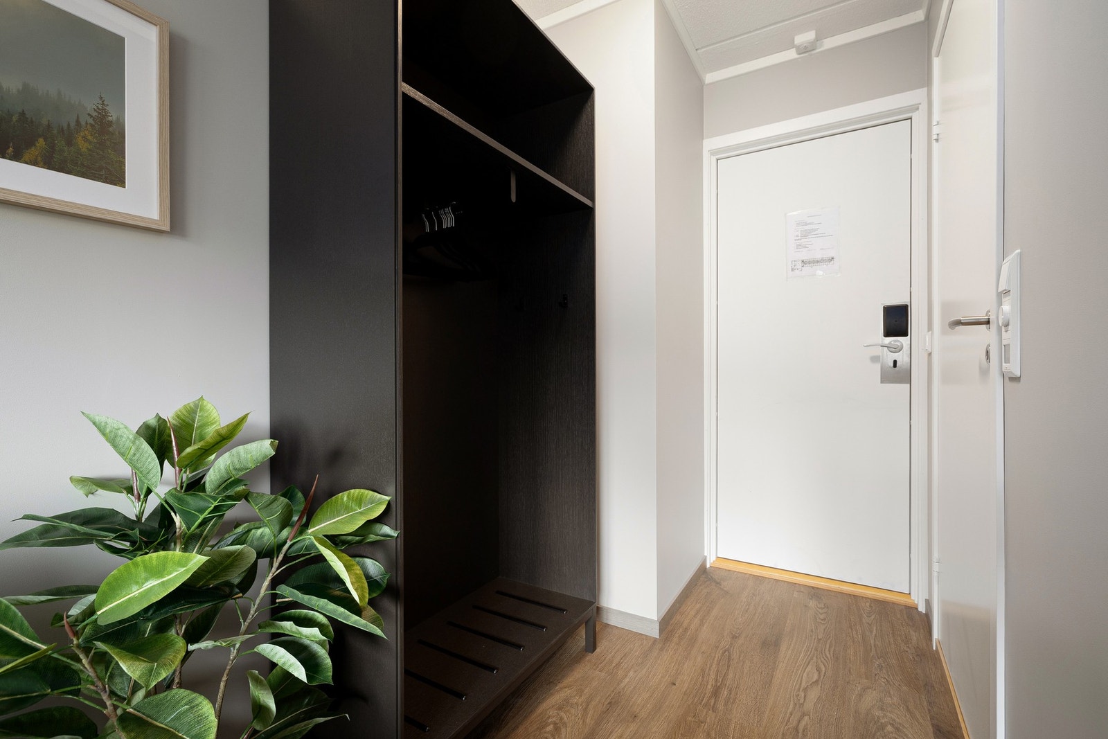 Entre med garderobeløsning, praktisk for ute tøy eller skiutstyr. Galleribilde