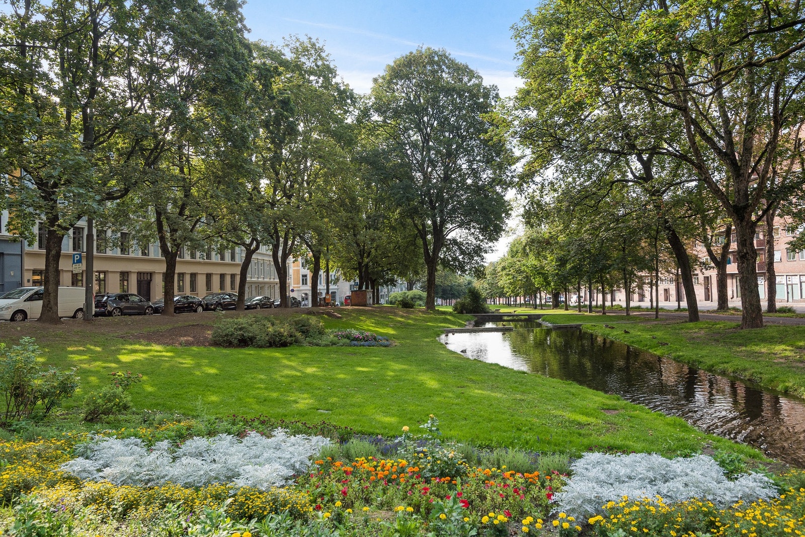 Den flotte parken på Alexander Kiellandsplass ligger like ved boligen og byr på grønne områder for avslapning, lek og sosiale aktiviteter. Området har også gode kollektivforbindelser som gjør det enkelt å komme seg rundt i byen. Galleribilde