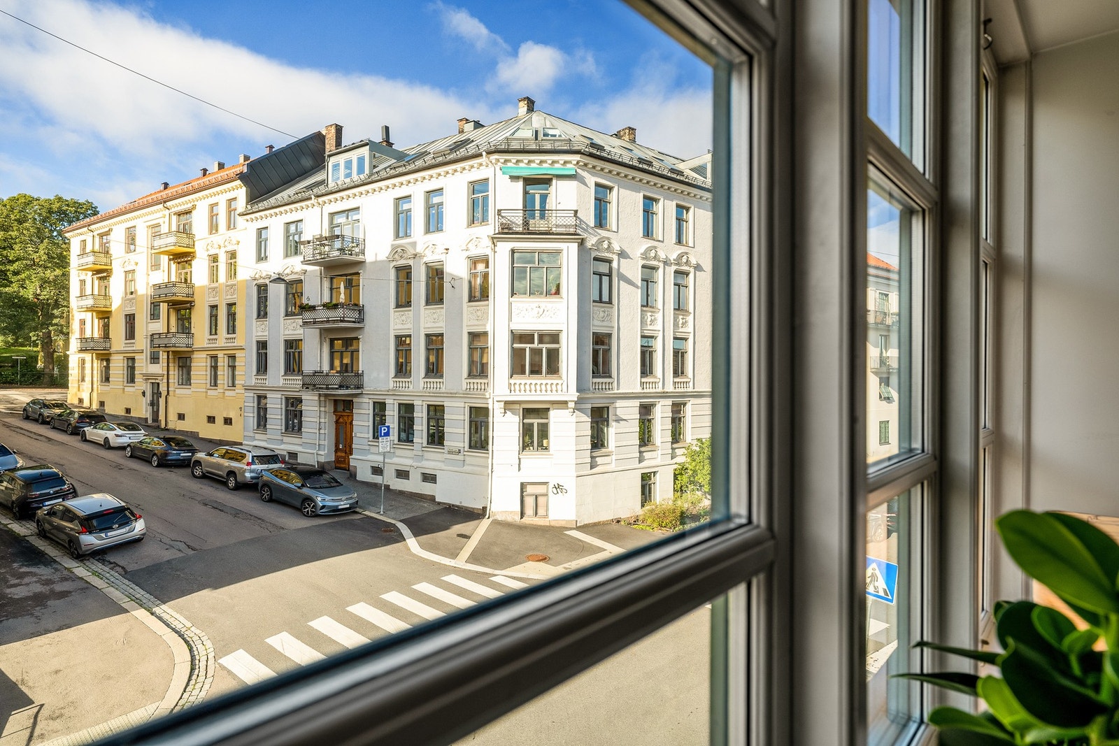 Fra stuevinduene er det fint utsyn over nabolaget, og mot St. Hanshaugen park. Galleribilde