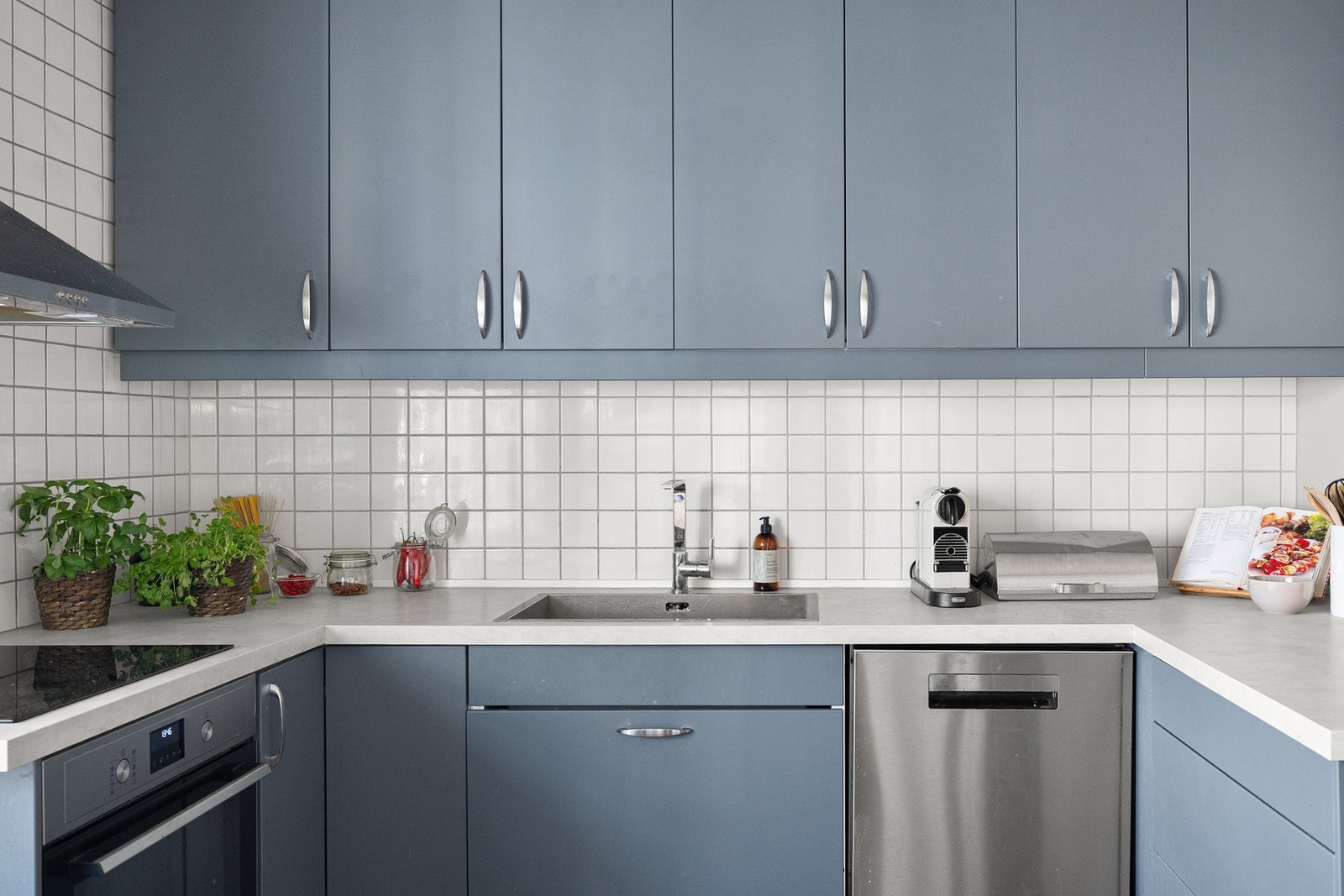 Godt med skap- og benkeplass. Galleribilde