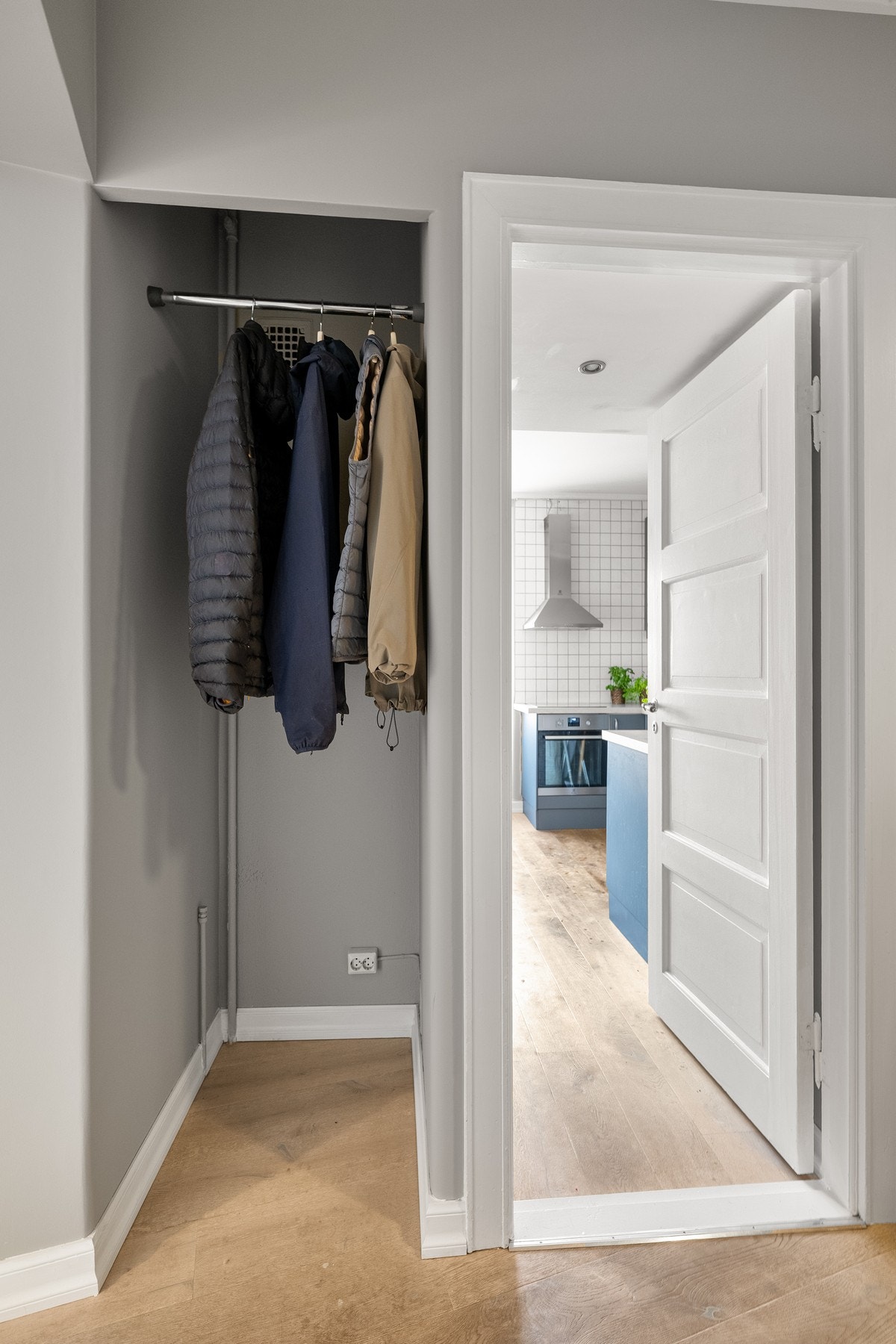 Her er det plass for å henge fra seg yttertøy. Galleribilde