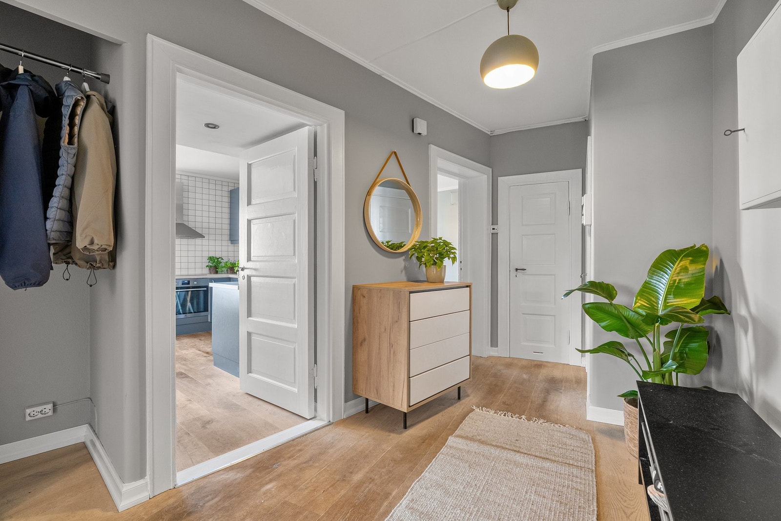 Romslig og innbydende entré. Galleribilde