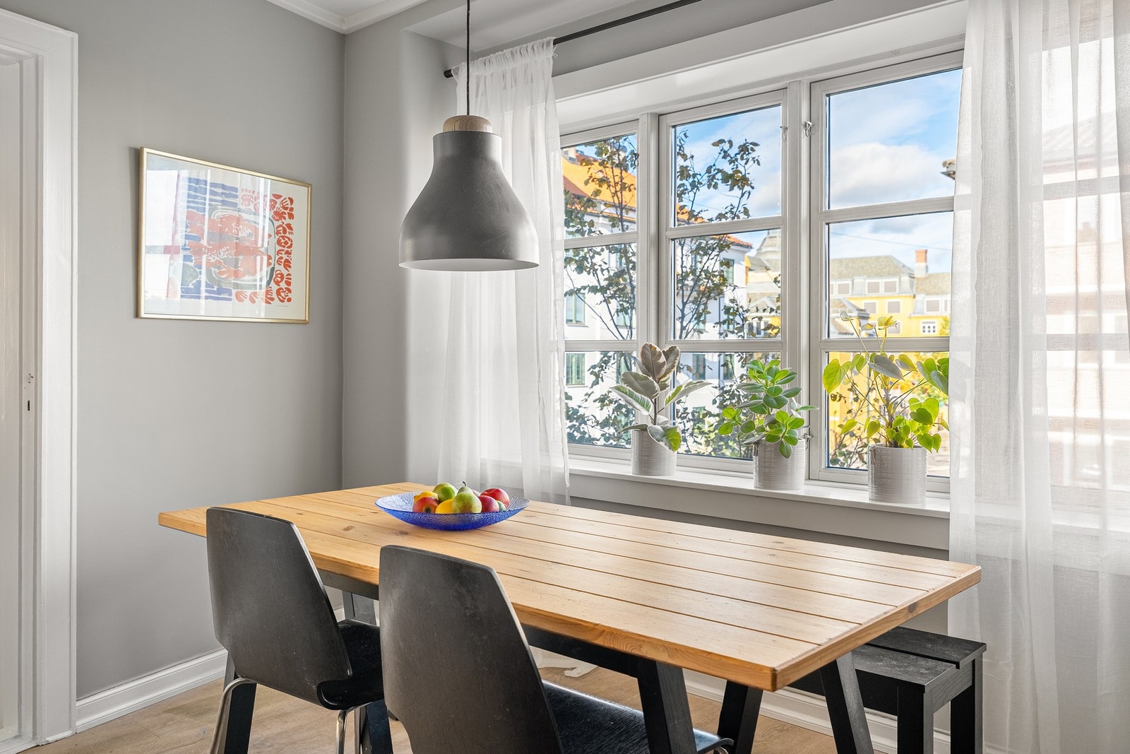 Her får du en lys og hyggelig spiseplass. Galleribilde