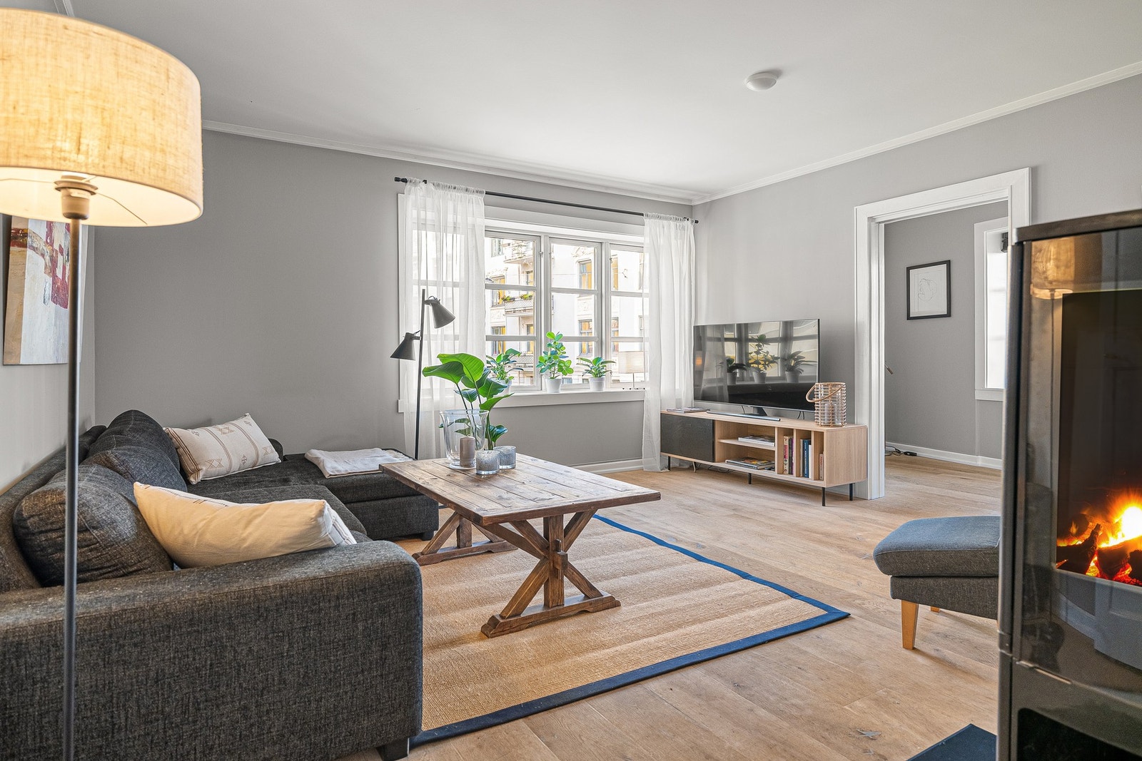 De store vindusflatene slipper inn godt med naturlig lys. Galleribilde