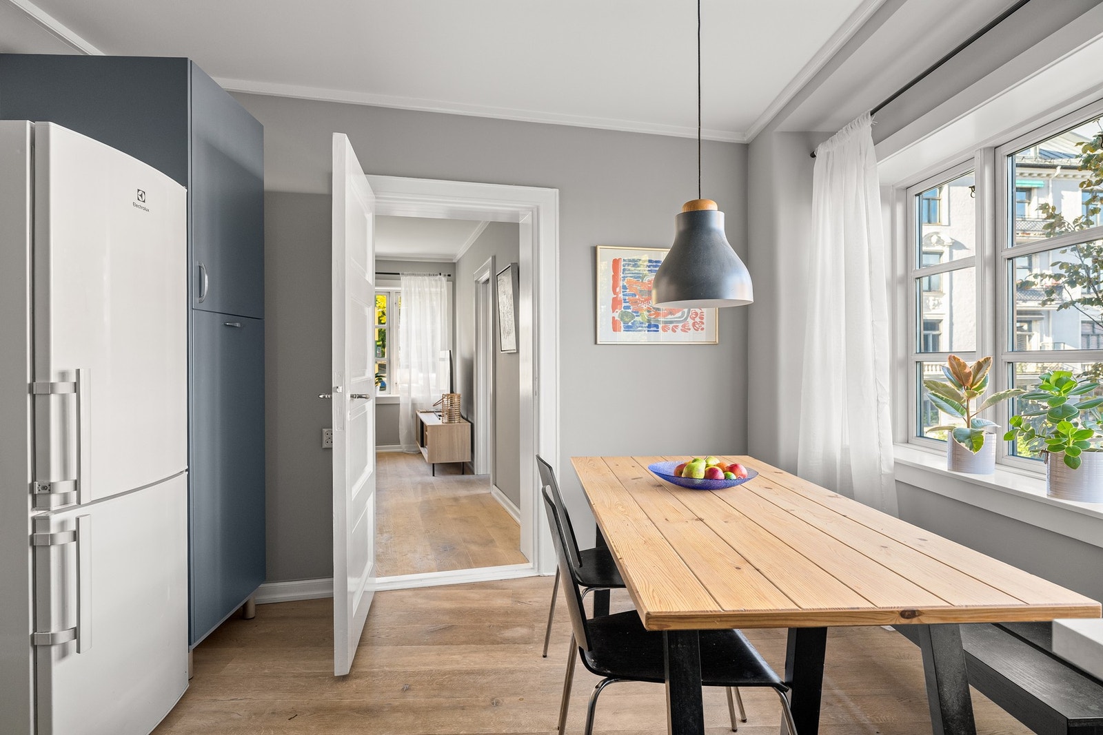 Kjøkkenet har plass til et stort spisebord. Galleribilde