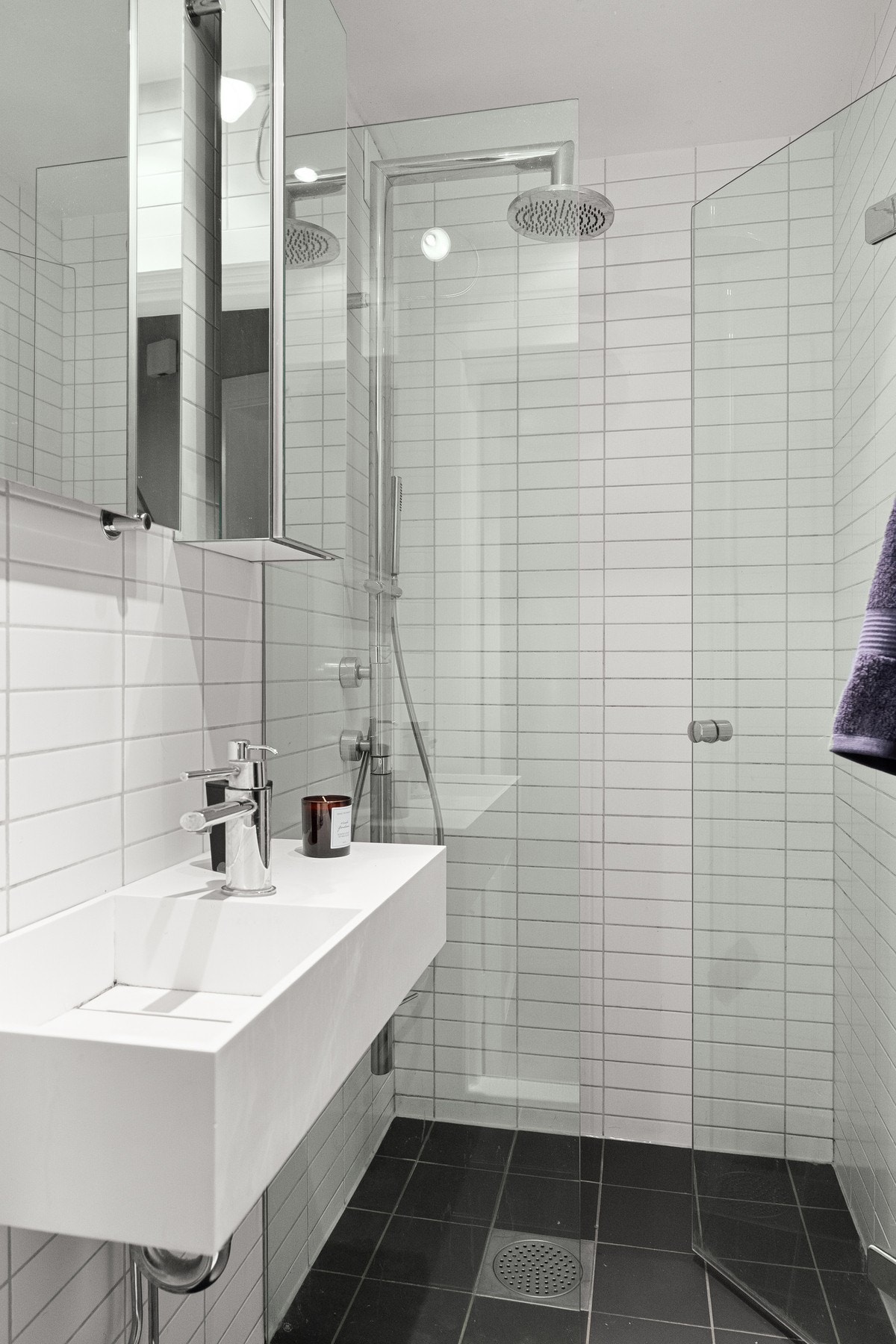 Lekkert, flislagt bad med gulvvarme. Galleribilde