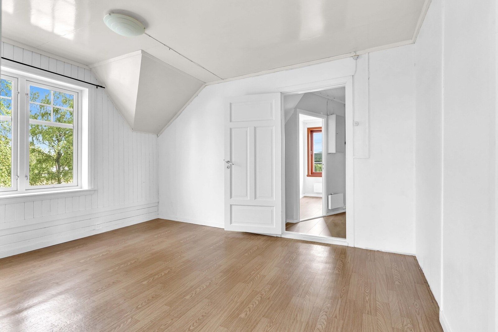 Rommene har godt med naturlig lysinnfall fra store vindusflater. Galleribilde