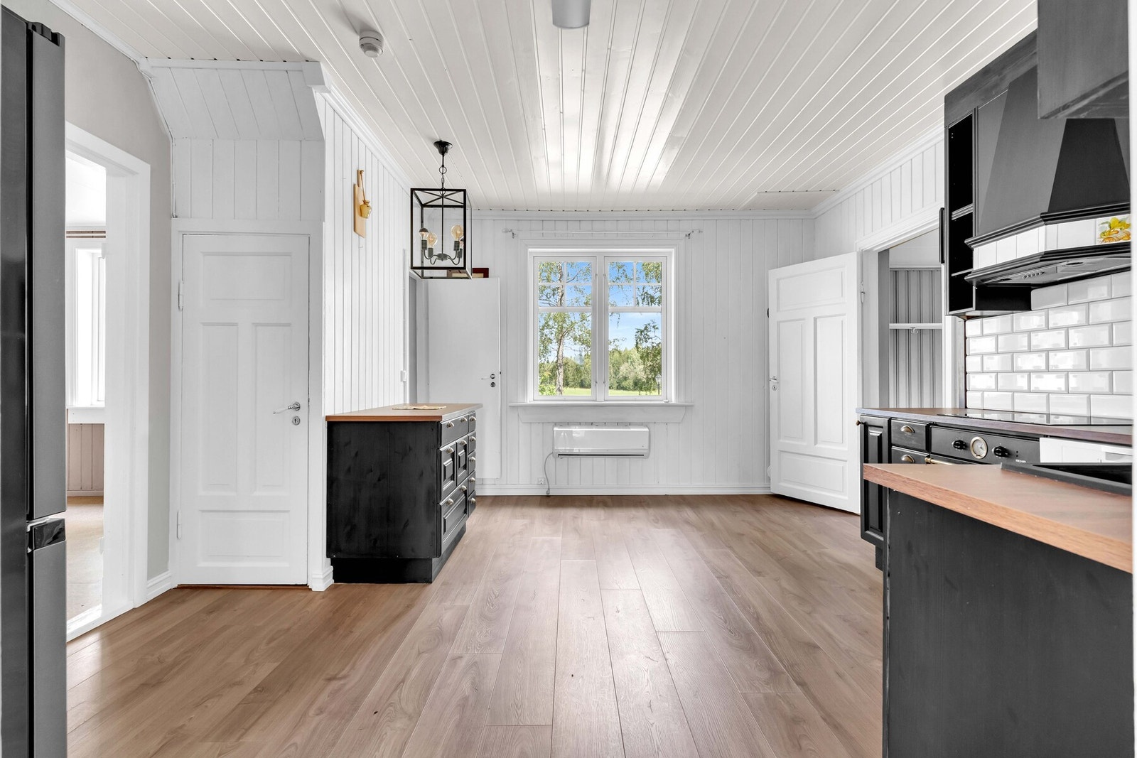 Kjøkkenet er lyst og romslig, med laminatgulv, varmepumpe og bi-trapp til loftsetasjen. Galleribilde