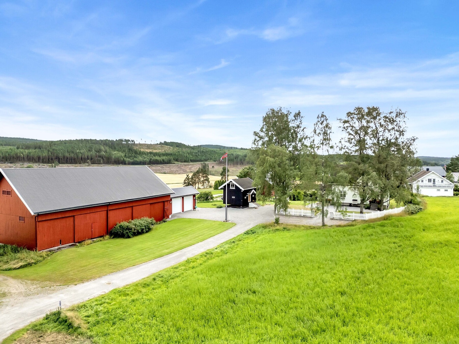 Sjarmerende og tradisjonelt stabbur over to plan fra ca 1930 på eiendommen. Galleribilde