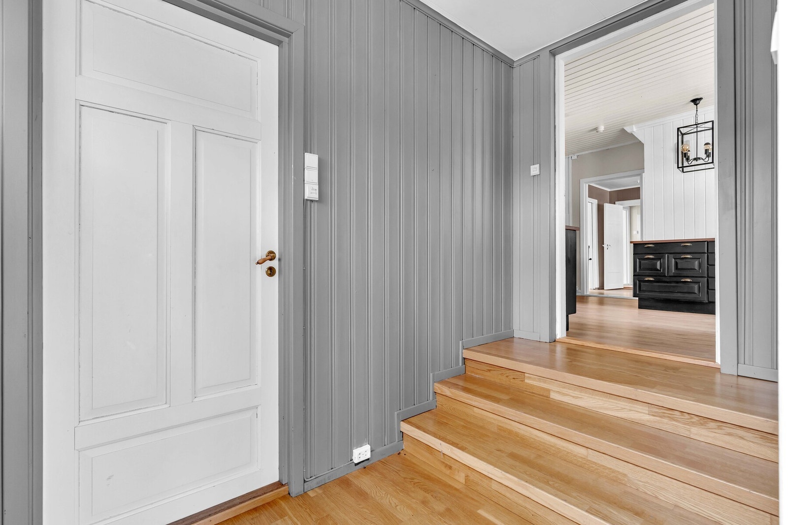 Inngangen er av god størrelse med åpen garderobeløsning. Fra denne inngangen er det enkel adkomst til kjøkkenet og et stort baderom. Galleribilde